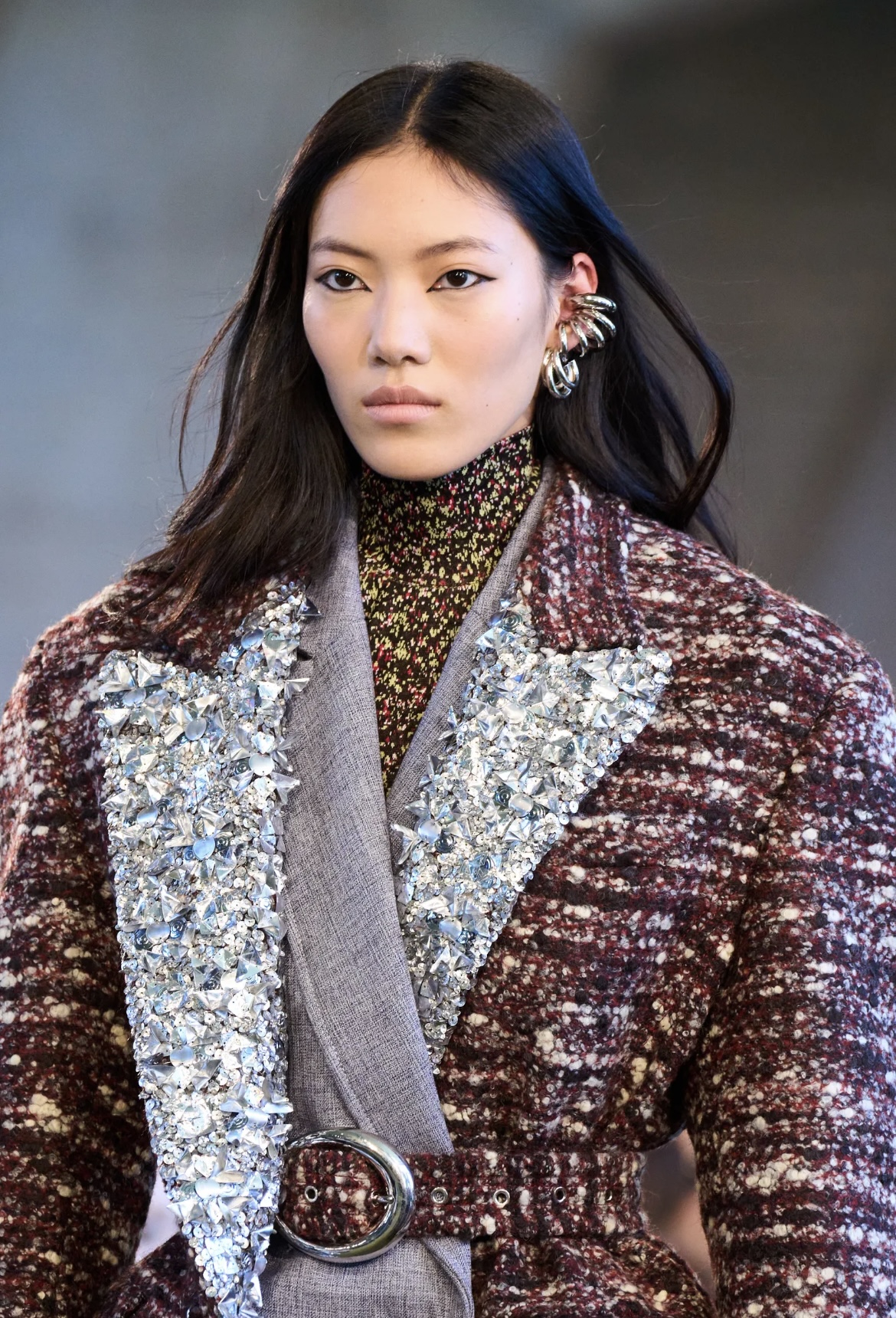 «Депрессивные» укладки и «стеклянные» губы: 12 бьюти-трендов осени 2025 (фото 12)