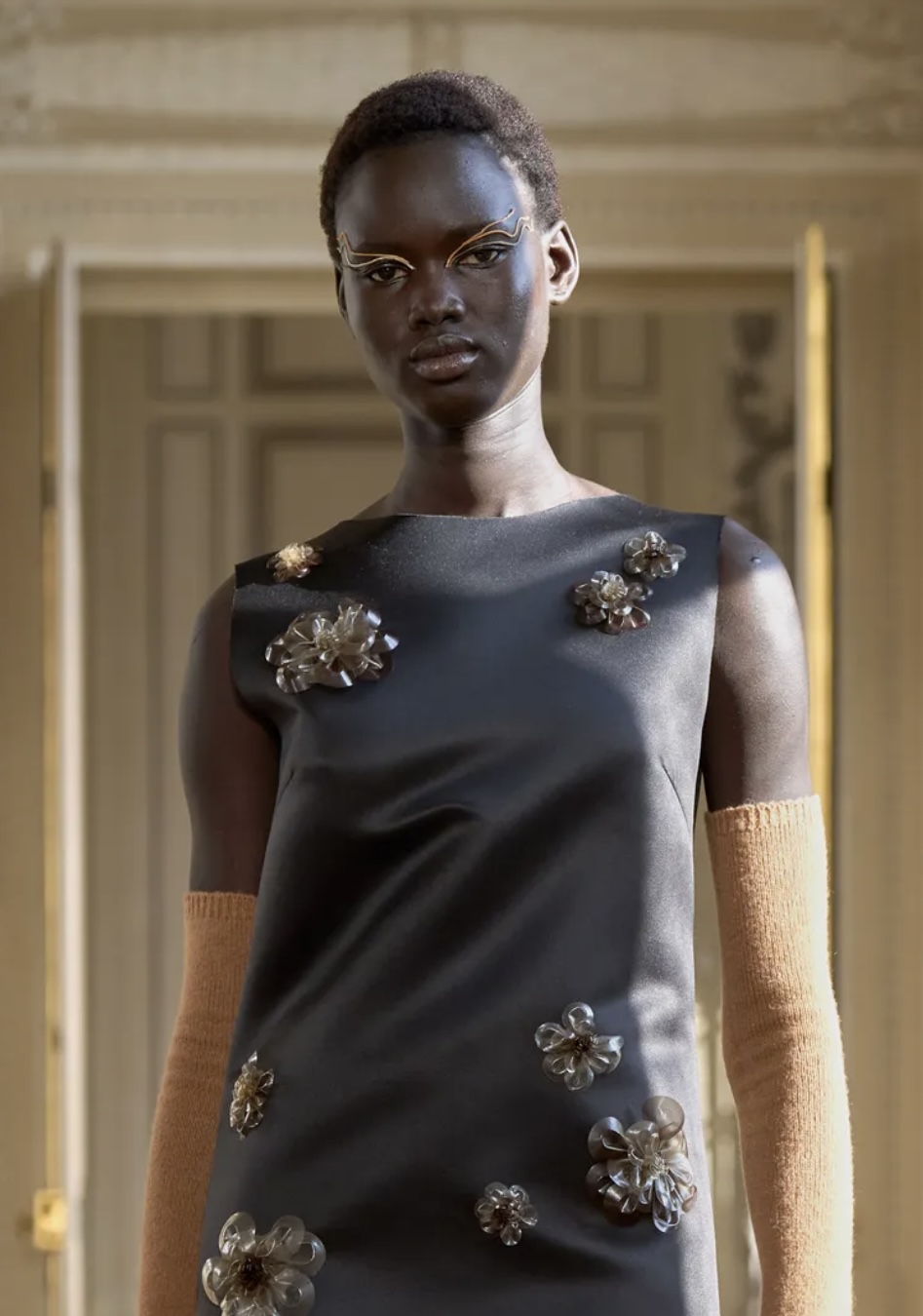 «Депрессивные» укладки и «стеклянные» губы: 12 бьюти-трендов осени 2025 (фото 17)