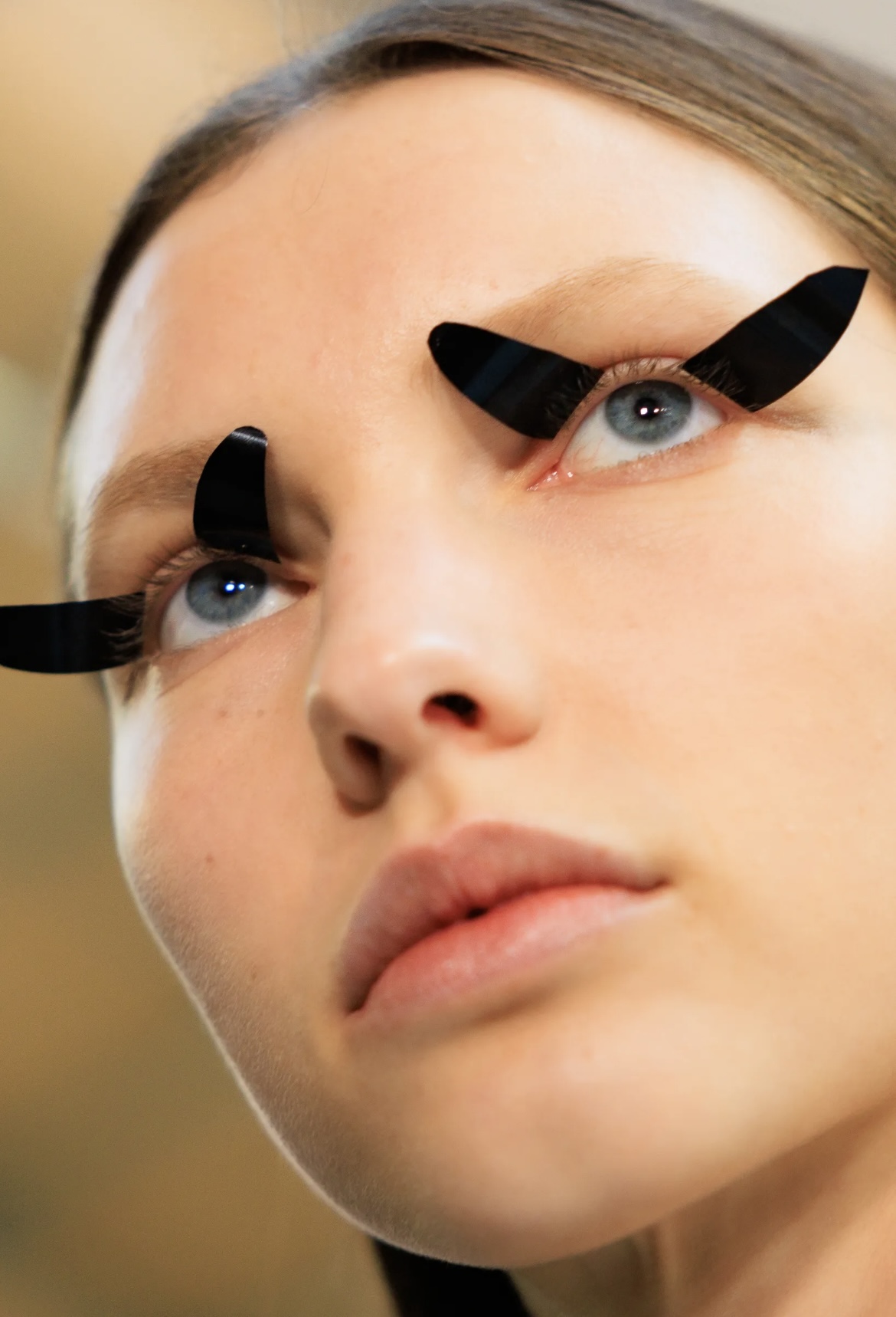 «Депрессивные» укладки и «стеклянные» губы: 12 бьюти-трендов осени 2025 (фото 20)