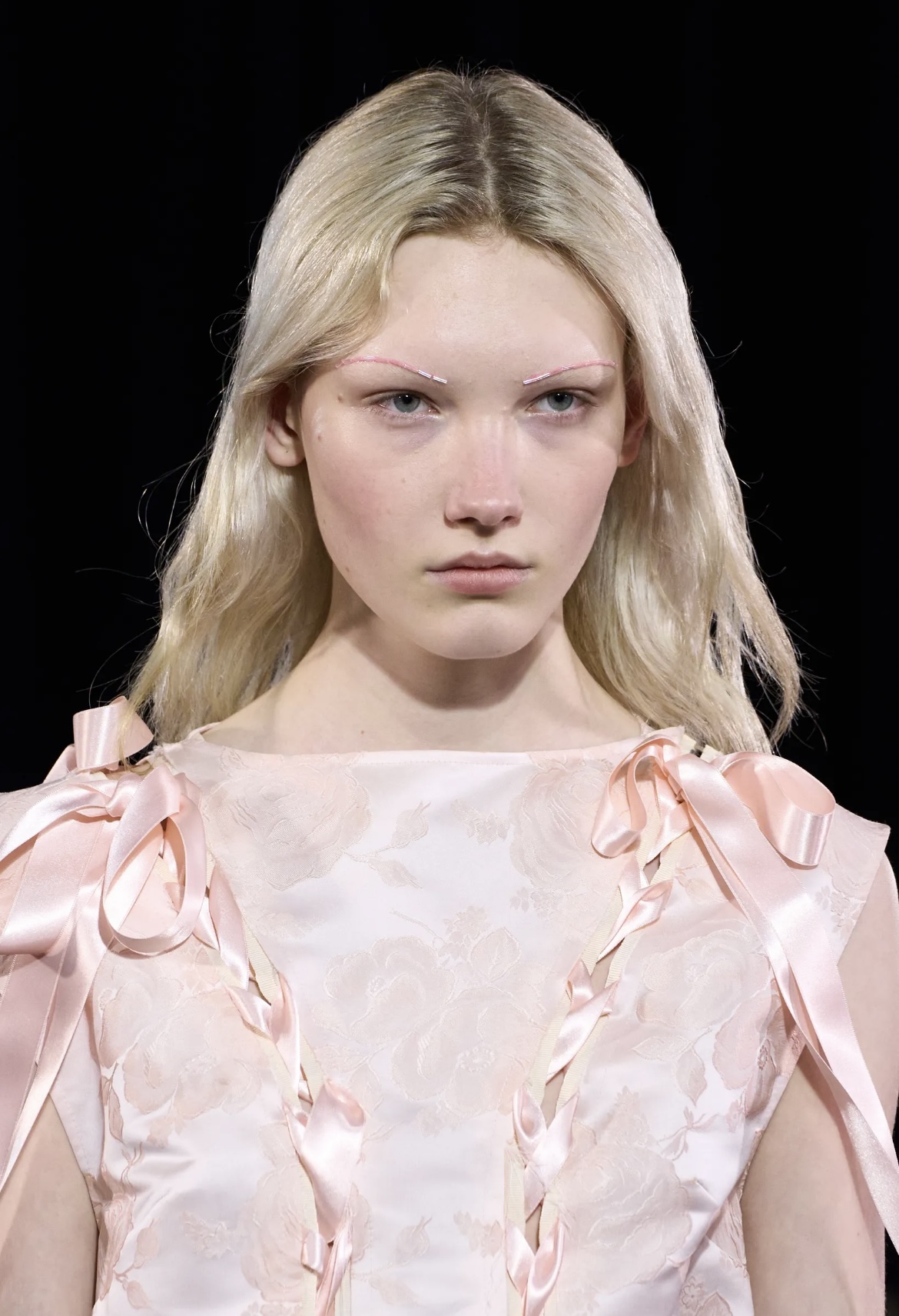 «Депрессивные» укладки и «стеклянные» губы: 12 бьюти-трендов осени 2025 (фото 14)