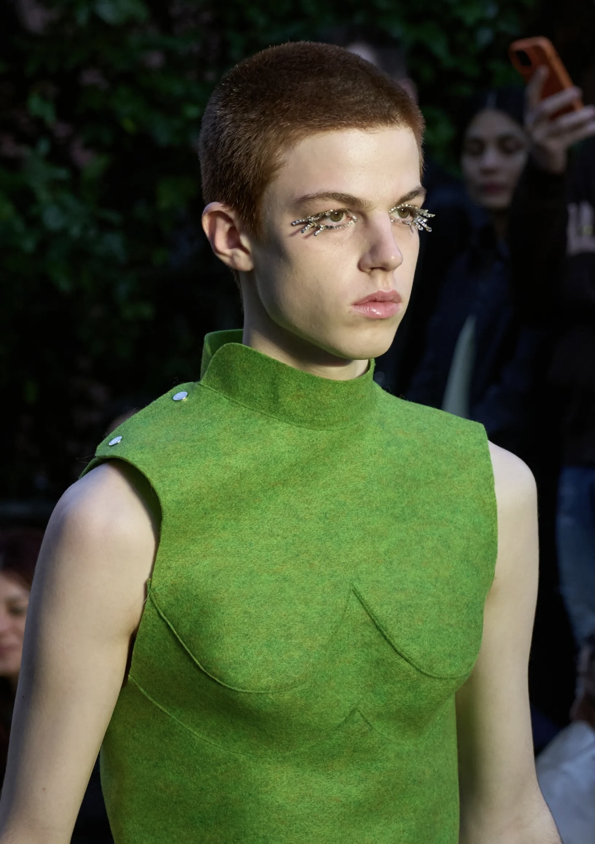 «Депрессивные» укладки и «стеклянные» губы: 12 бьюти-трендов осени 2025 (фото 15)