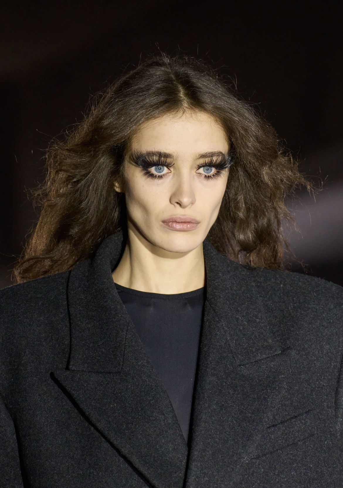 «Депрессивные» укладки и «стеклянные» губы: 12 бьюти-трендов осени 2025 (фото 16)