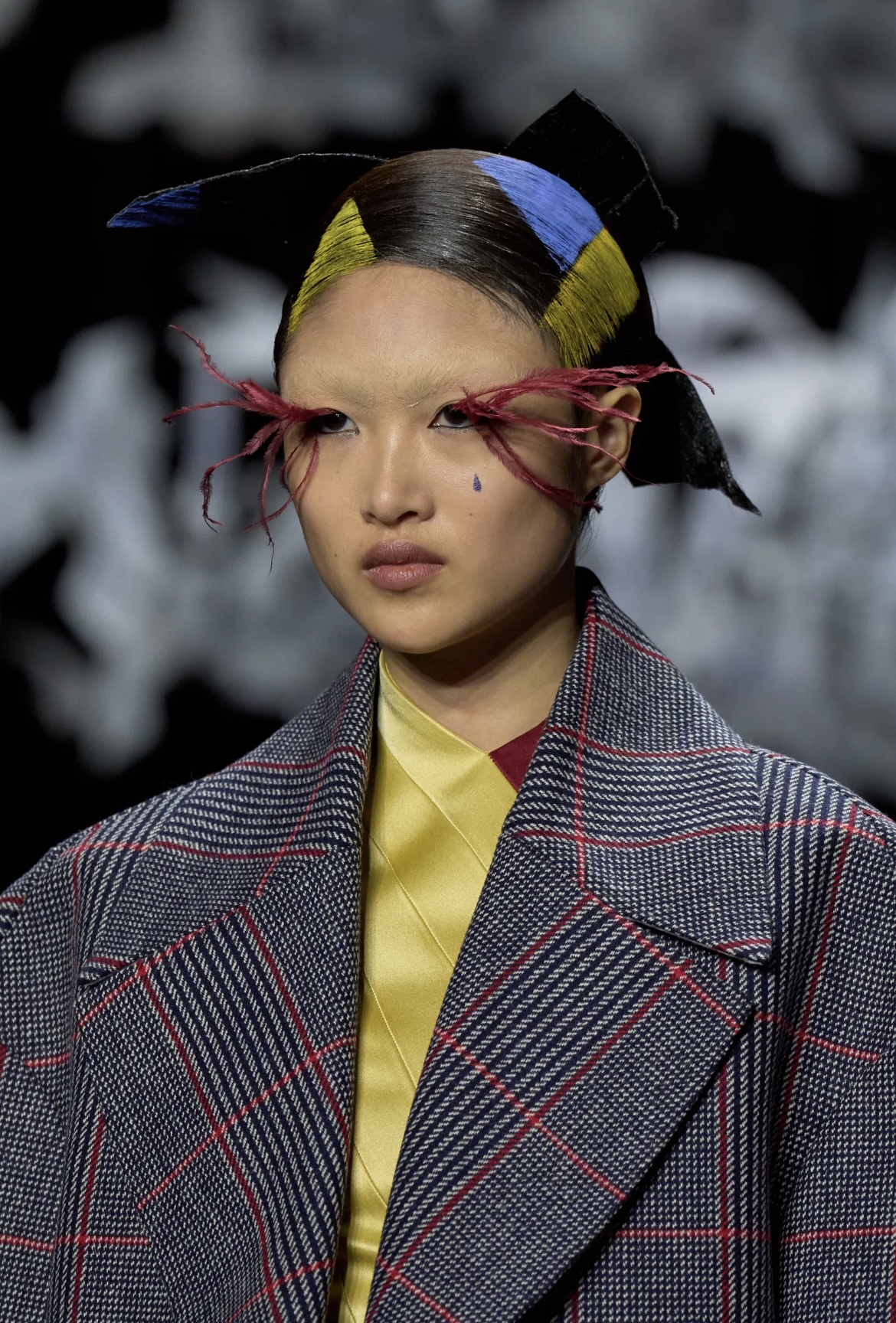 «Депрессивные» укладки и «стеклянные» губы: 12 бьюти-трендов осени 2025 (фото 18)