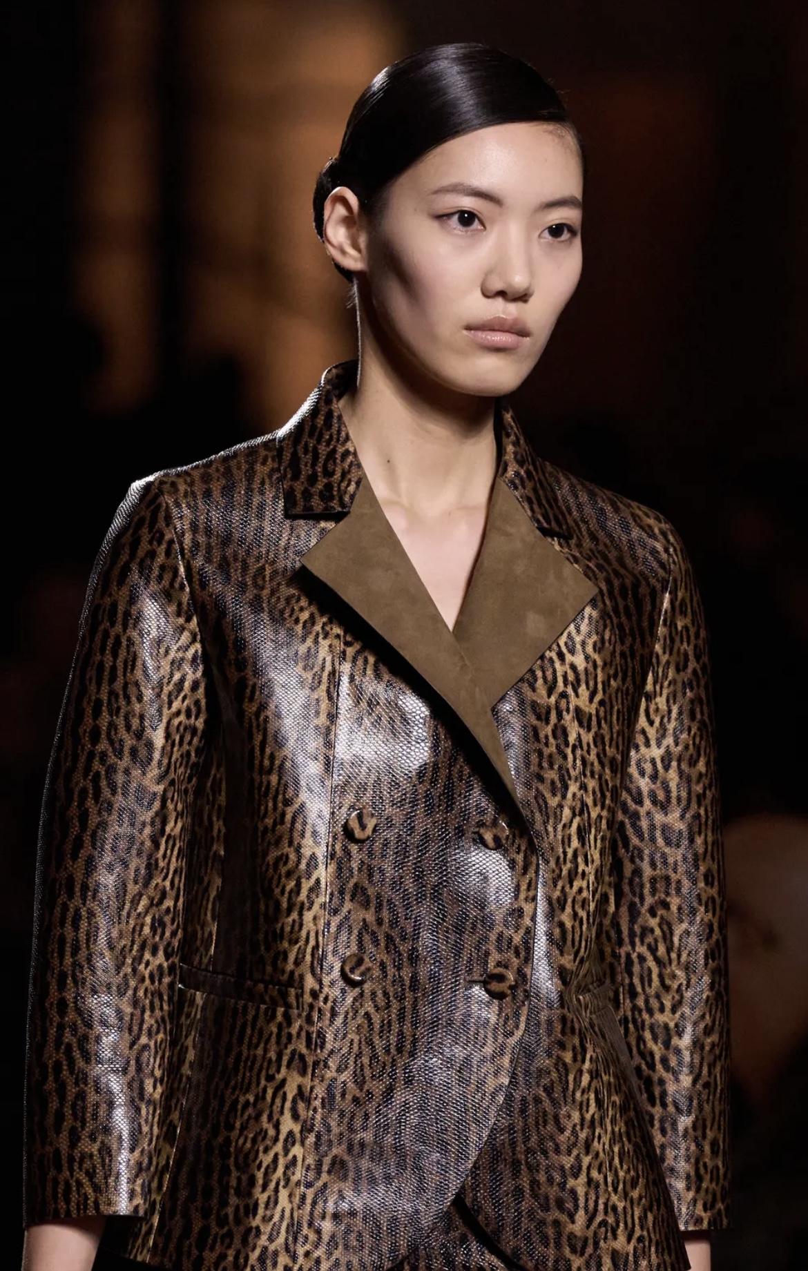 «Депрессивные» укладки и «стеклянные» губы: 12 бьюти-трендов осени 2025 (фото 23)