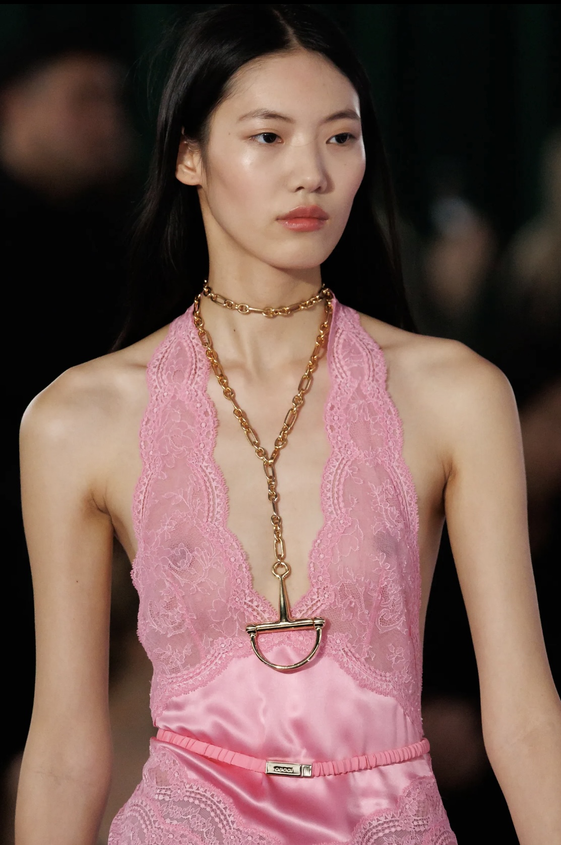 «Депрессивные» укладки и «стеклянные» губы: 12 бьюти-трендов осени 2025 (фото 21)