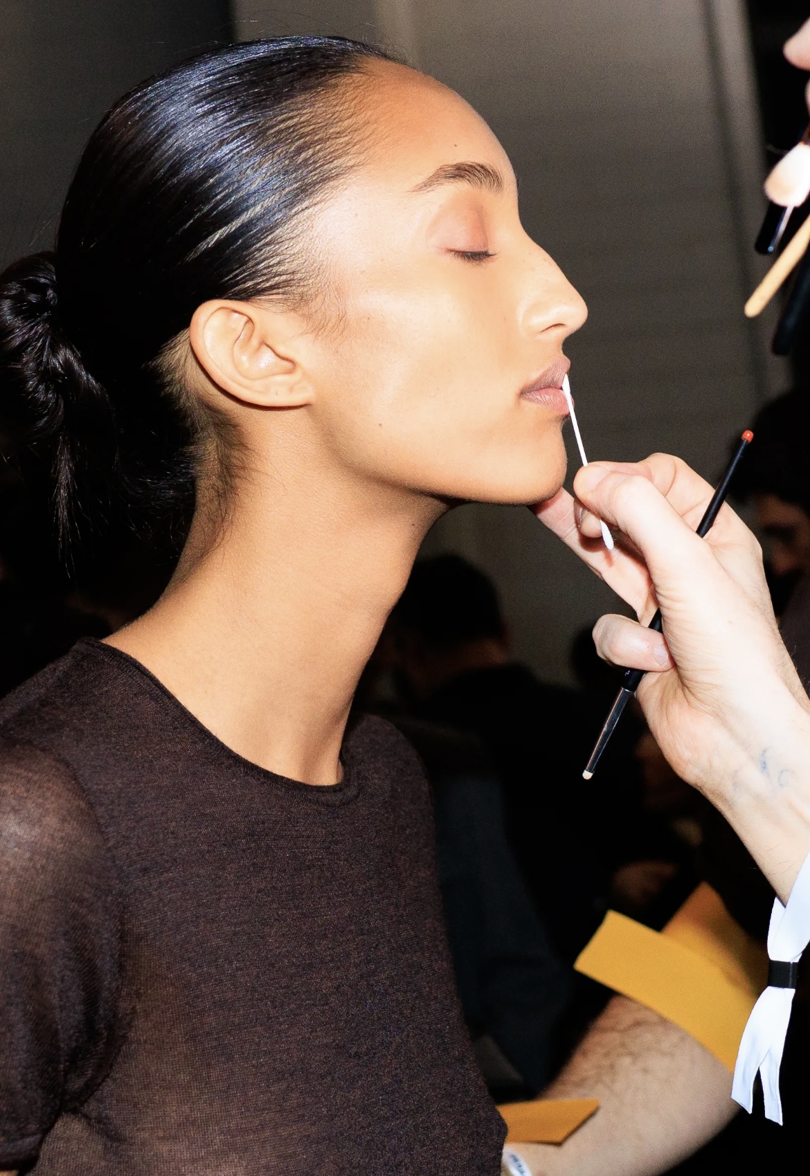 «Депрессивные» укладки и «стеклянные» губы: 12 бьюти-трендов осени 2025 (фото 24)