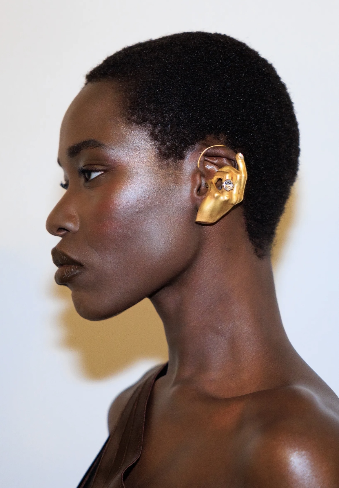 «Депрессивные» укладки и «стеклянные» губы: 12 бьюти-трендов осени 2025 (фото 22)