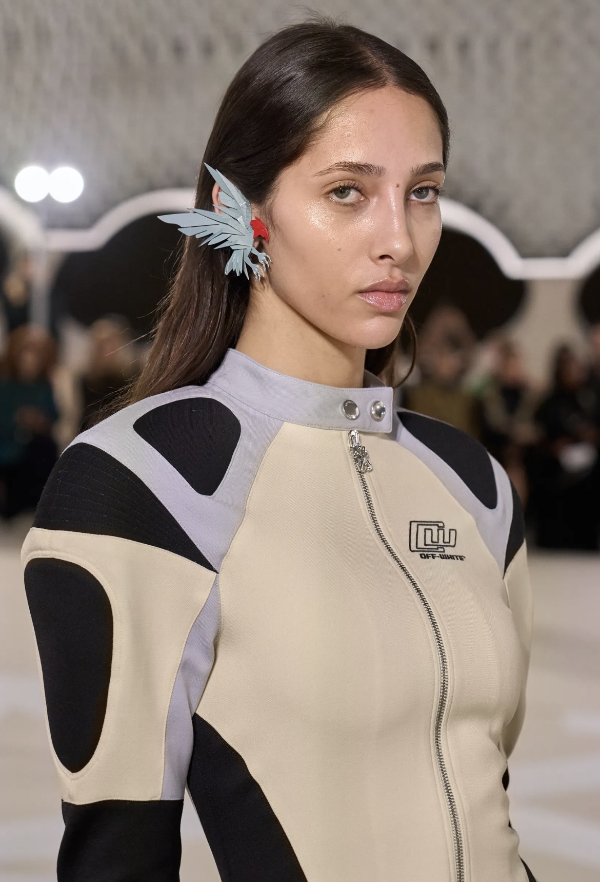 «Депрессивные» укладки и «стеклянные» губы: 12 бьюти-трендов осени 2025 (фото 25)