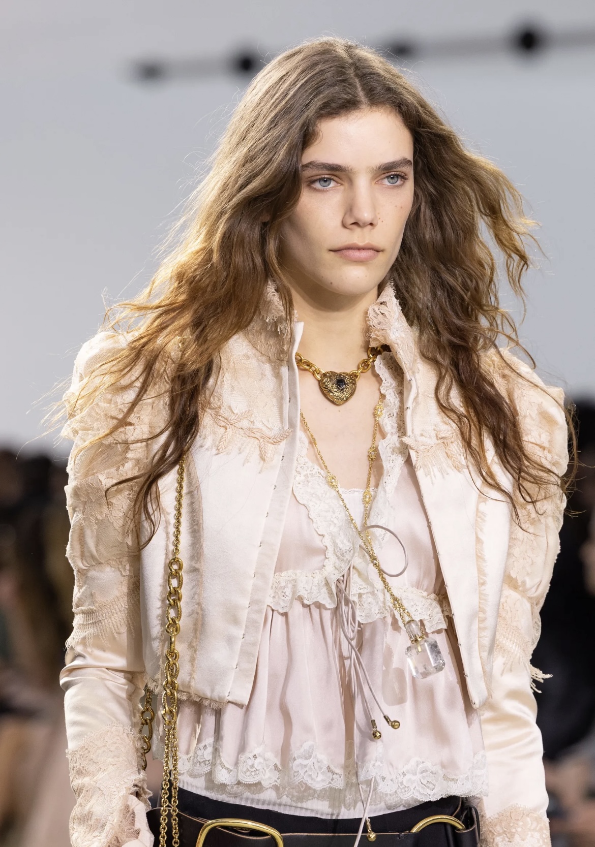 «Депрессивные» укладки и «стеклянные» губы: 12 бьюти-трендов осени 2025 (фото 31)