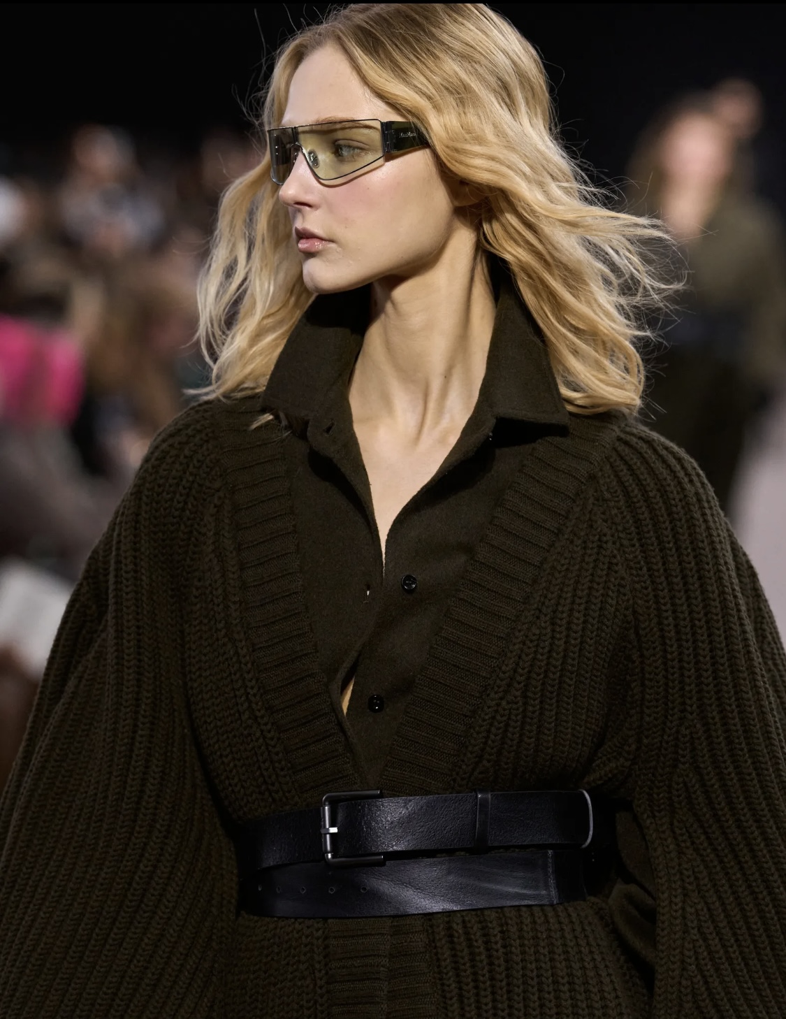 «Депрессивные» укладки и «стеклянные» губы: 12 бьюти-трендов осени 2025 (фото 29)