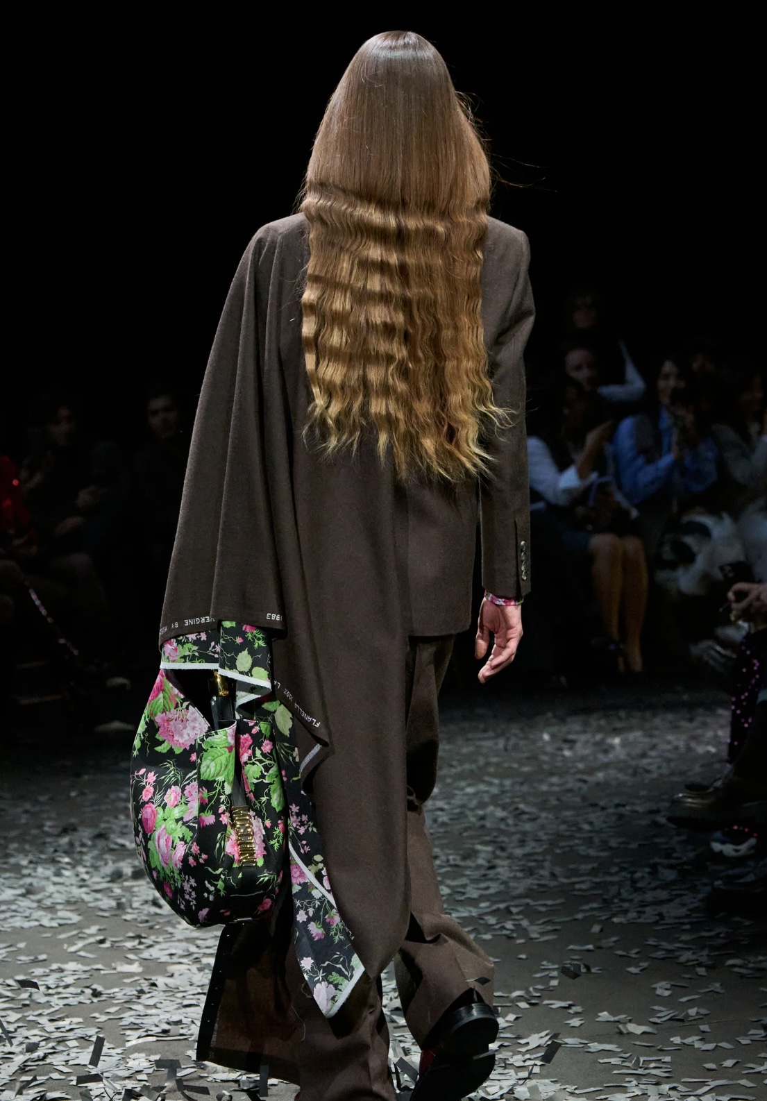 «Депрессивные» укладки и «стеклянные» губы: 12 бьюти-трендов осени 2025 (фото 32)