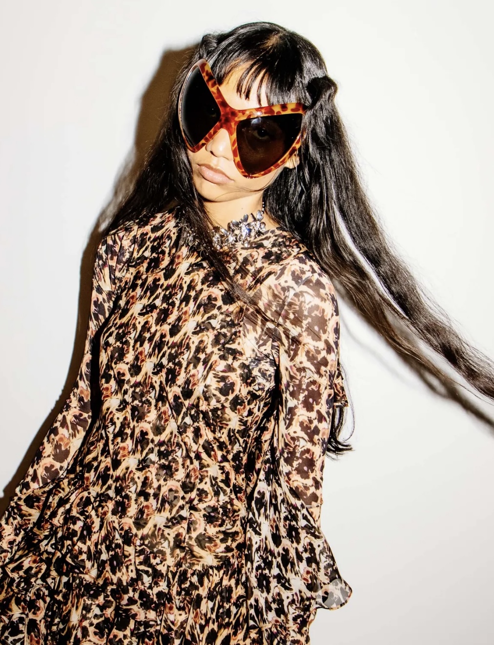 «Депрессивные» укладки и «стеклянные» губы: 12 бьюти-трендов осени 2025 (фото 26)