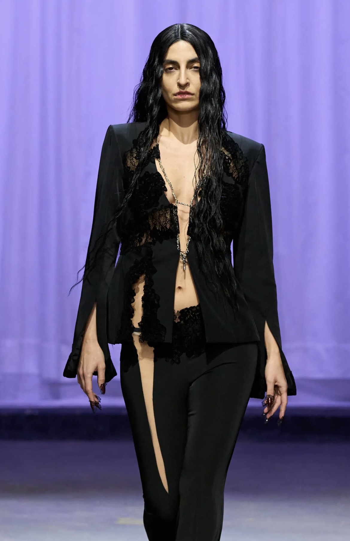 «Депрессивные» укладки и «стеклянные» губы: 12 бьюти-трендов осени 2025 (фото 28)