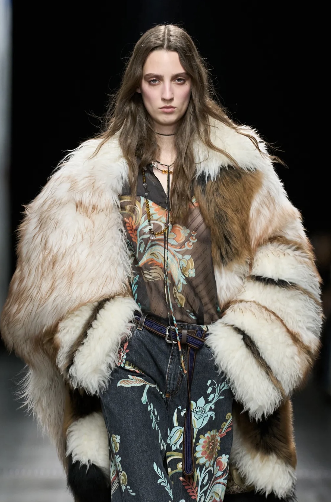 «Депрессивные» укладки и «стеклянные» губы: 12 бьюти-трендов осени 2025 (фото 30)