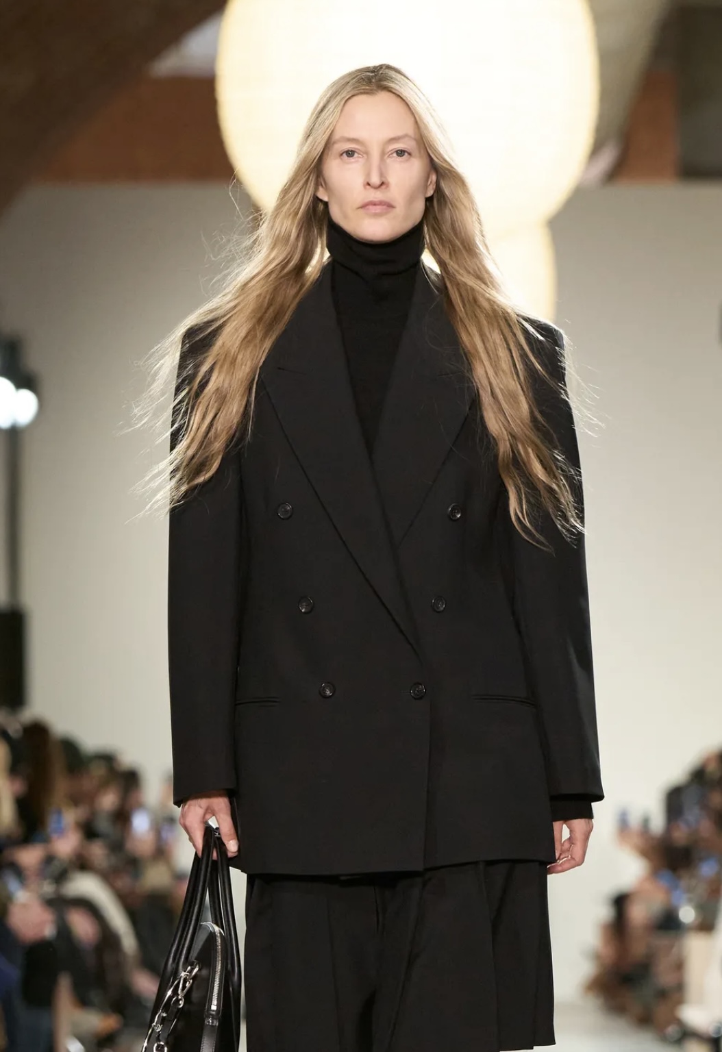 «Депрессивные» укладки и «стеклянные» губы: 12 бьюти-трендов осени 2025 (фото 27)