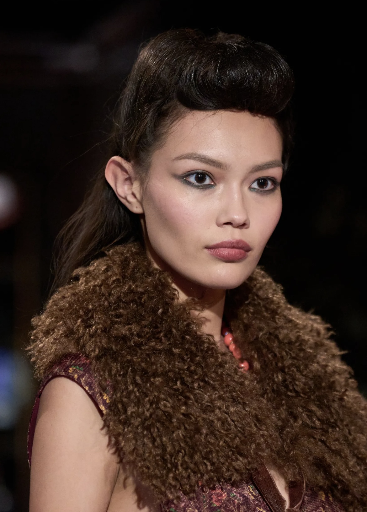 «Депрессивные» укладки и «стеклянные» губы: 12 бьюти-трендов осени 2025 (фото 35)