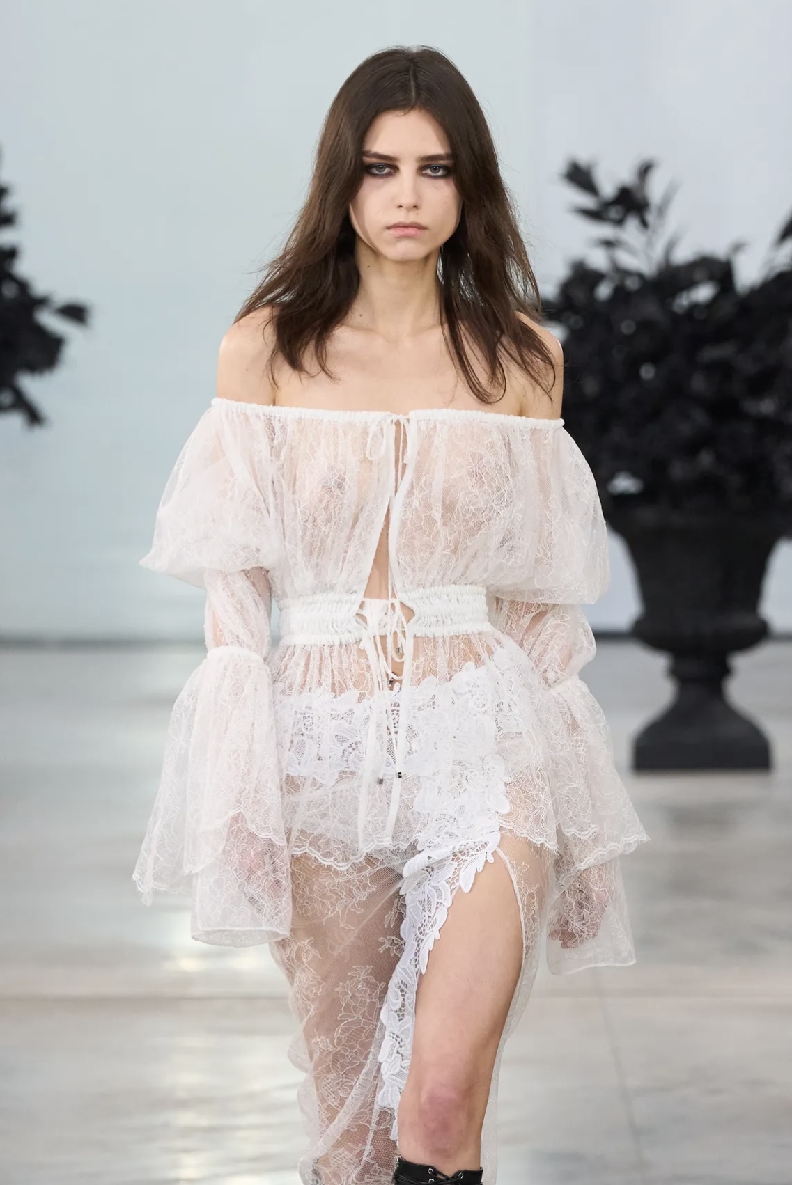 «Депрессивные» укладки и «стеклянные» губы: 12 бьюти-трендов осени 2025 (фото 36)