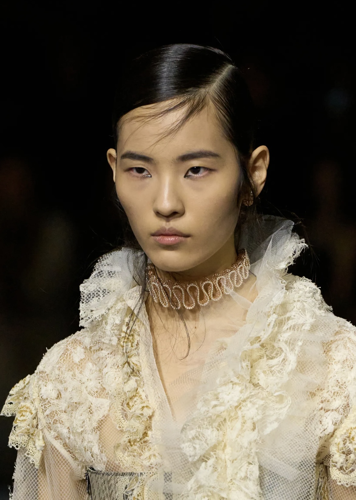 «Депрессивные» укладки и «стеклянные» губы: 12 бьюти-трендов осени 2025 (фото 37)