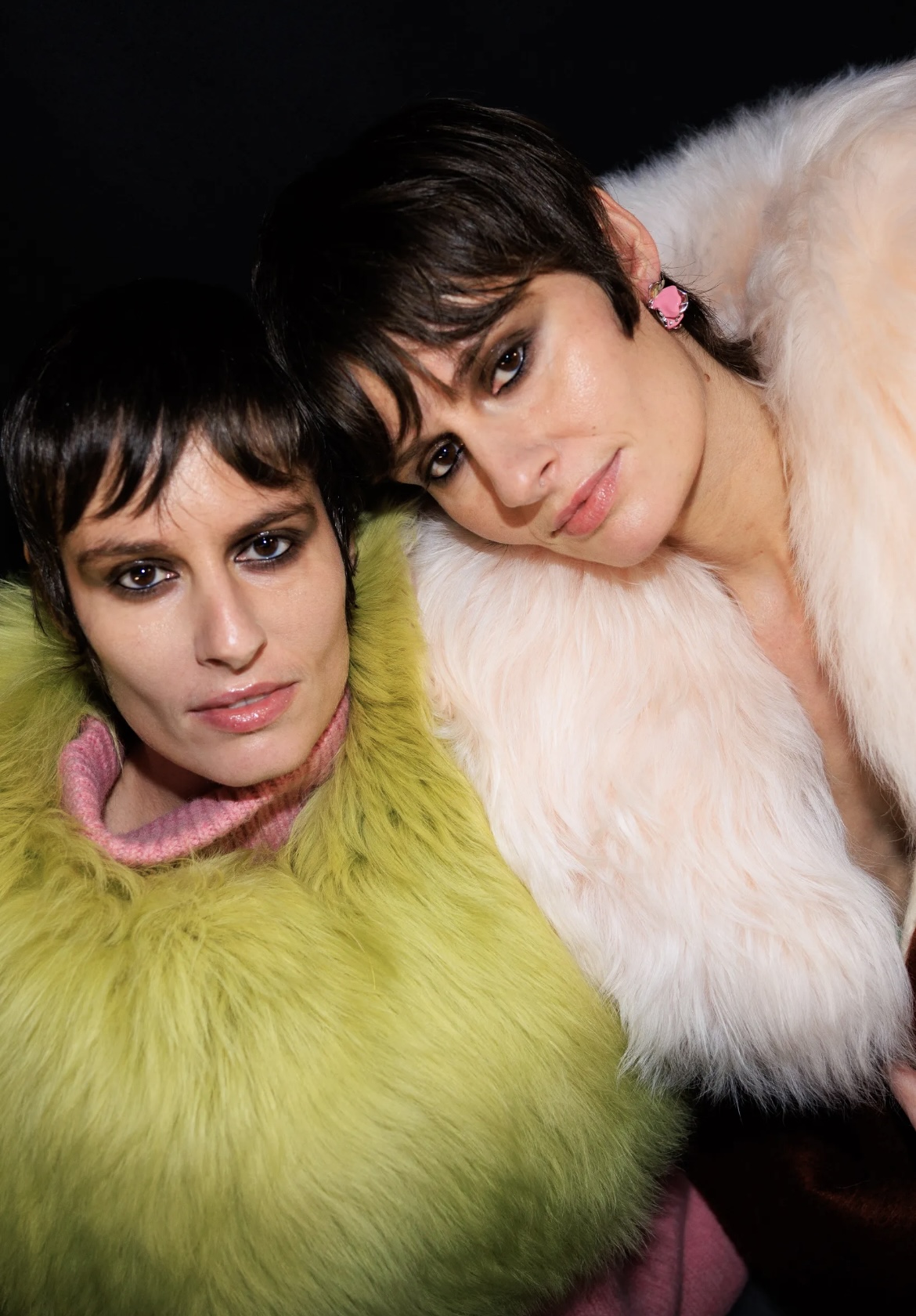 «Депрессивные» укладки и «стеклянные» губы: 12 бьюти-трендов осени 2025 (фото 33)