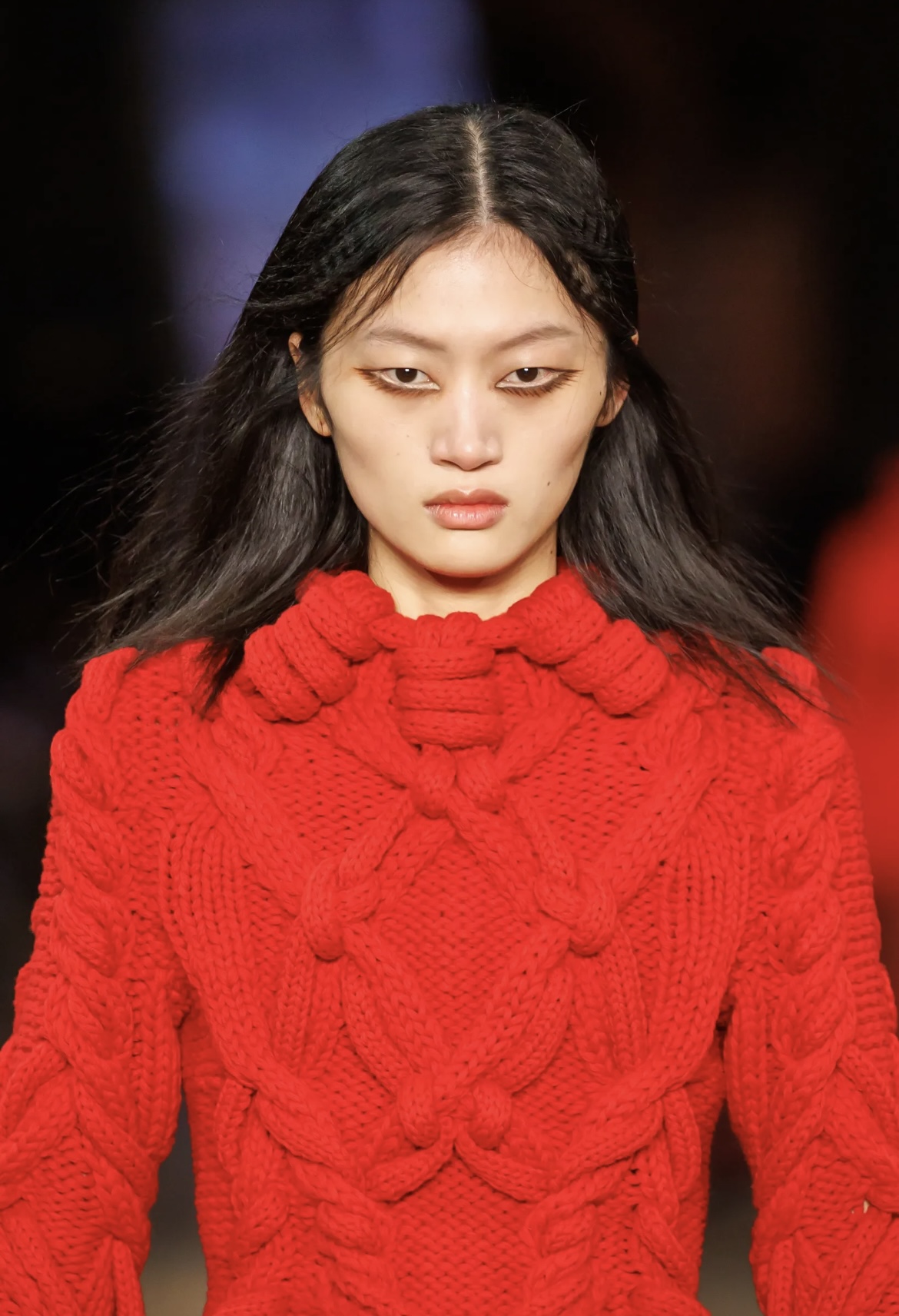 «Депрессивные» укладки и «стеклянные» губы: 12 бьюти-трендов осени 2025 (фото 38)