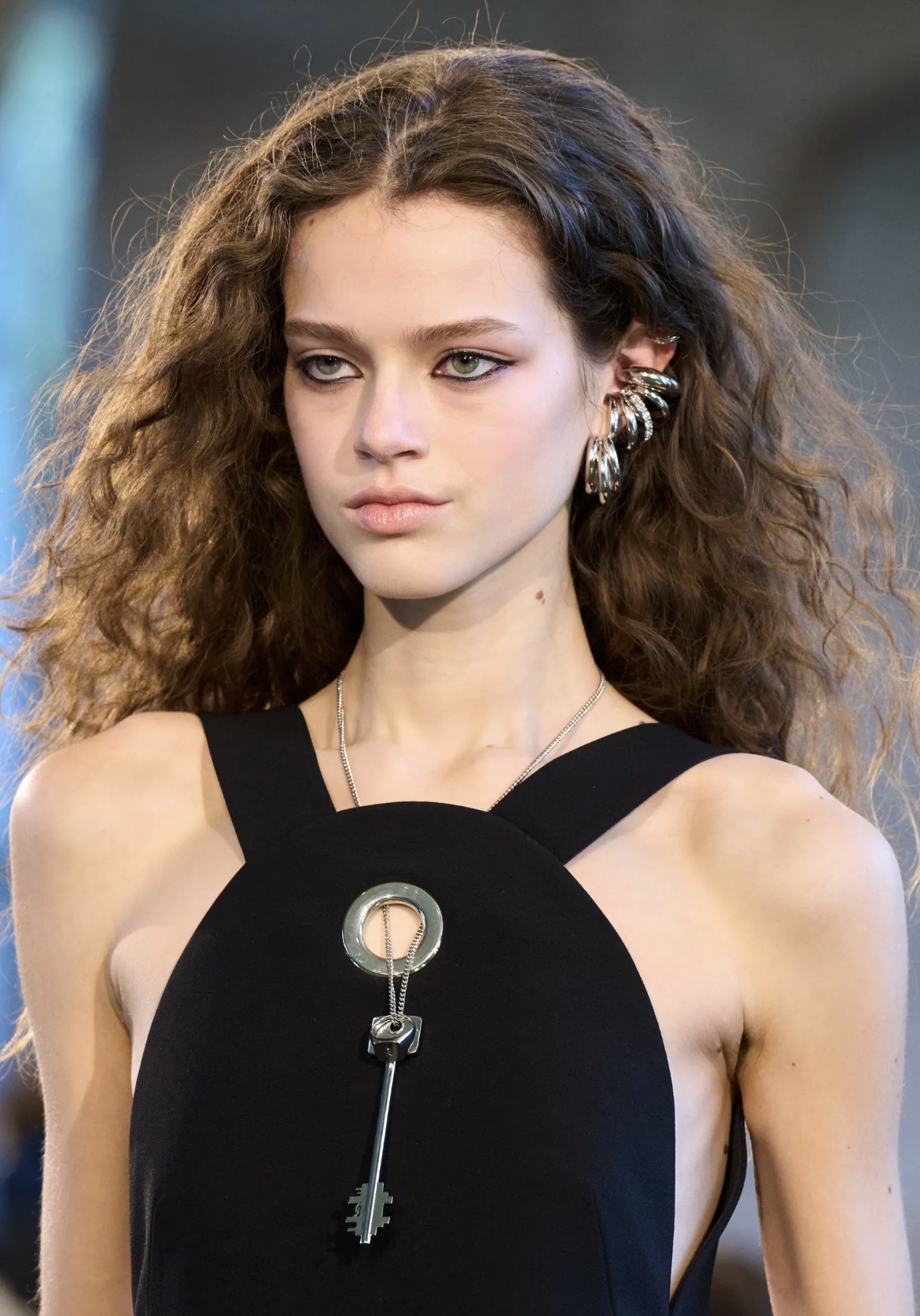 «Депрессивные» укладки и «стеклянные» губы: 12 бьюти-трендов осени 2025 (фото 39)