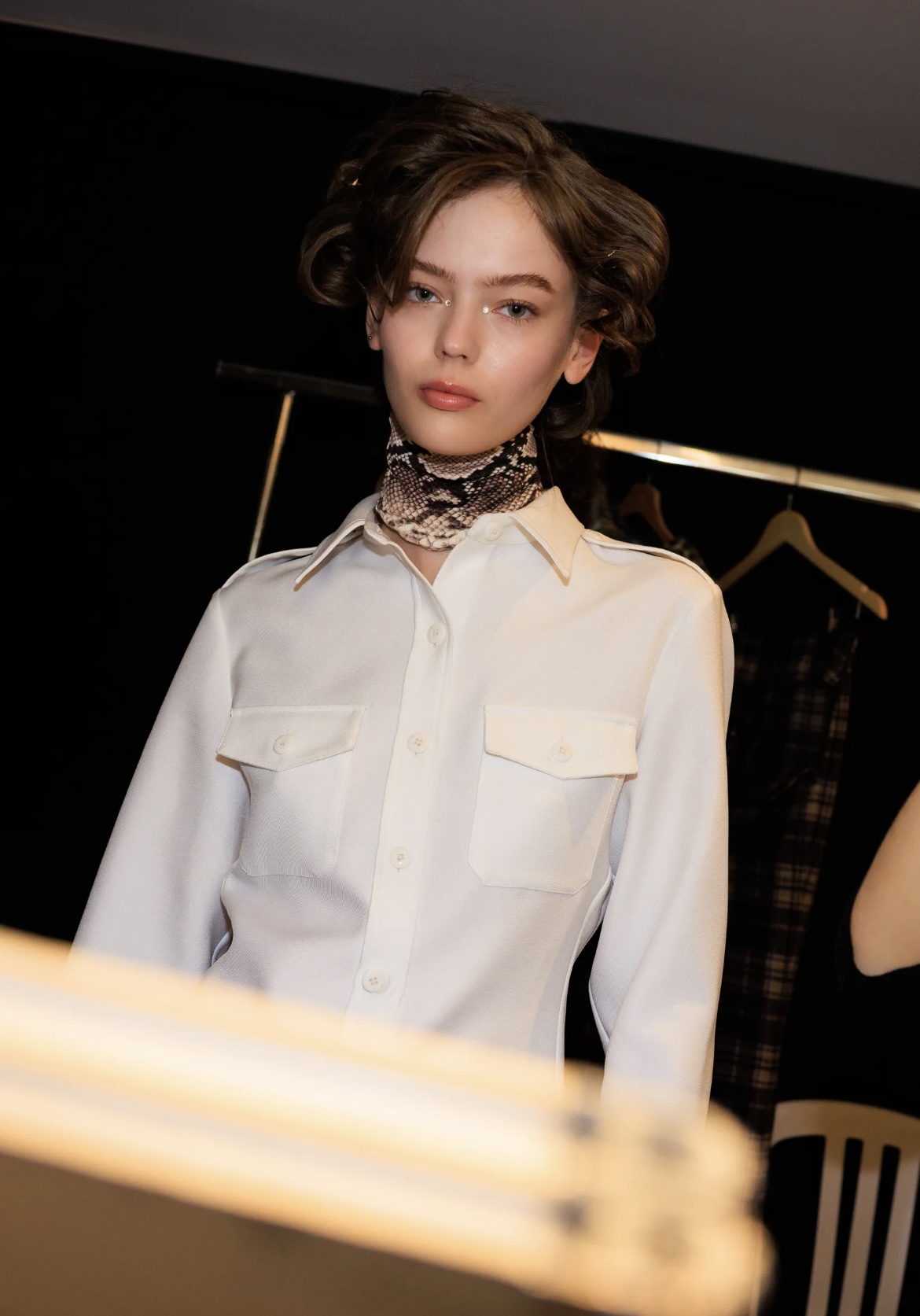 «Депрессивные» укладки и «стеклянные» губы: 12 бьюти-трендов осени 2025 (фото 43)