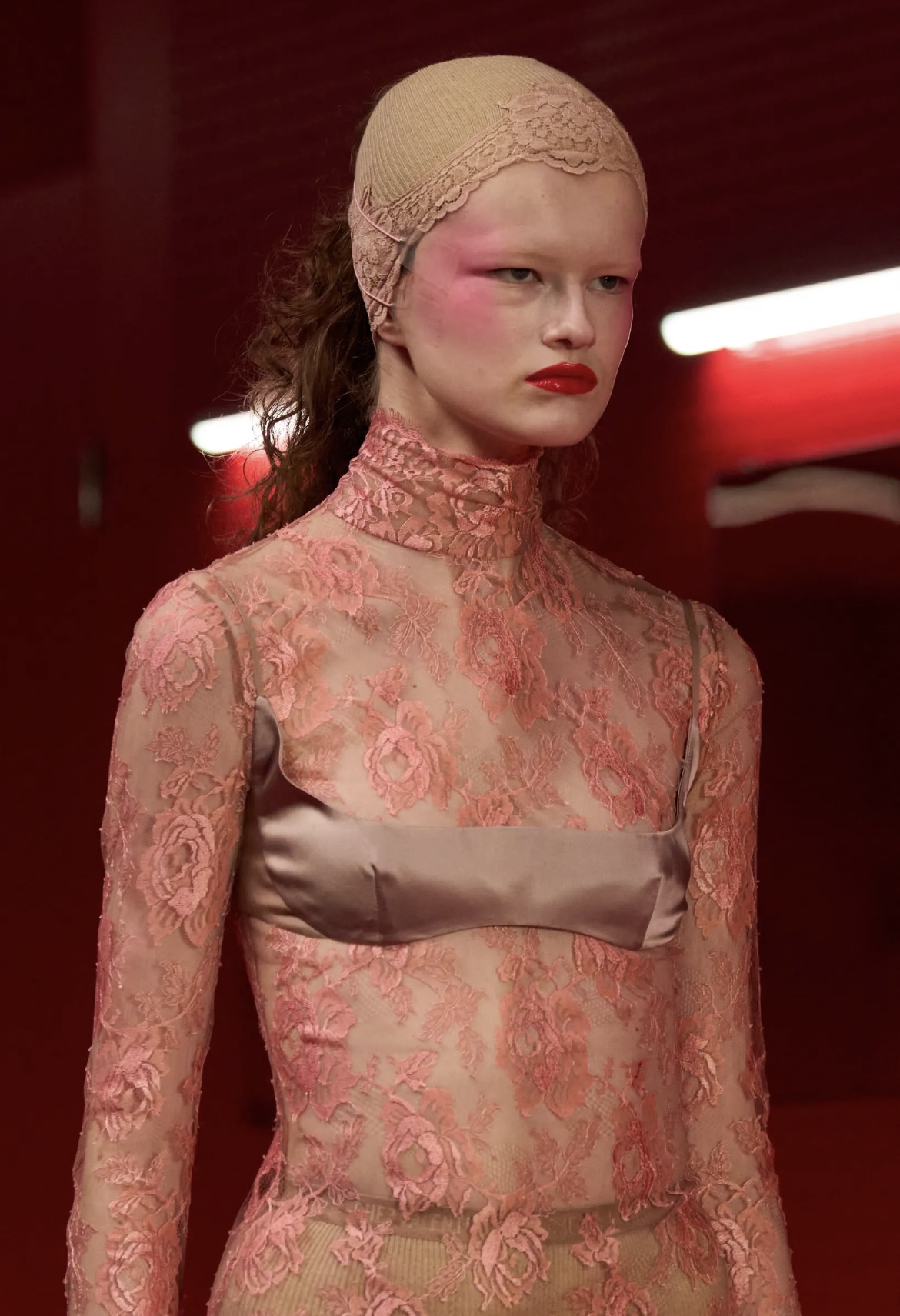 «Депрессивные» укладки и «стеклянные» губы: 12 бьюти-трендов осени 2025 (фото 42)