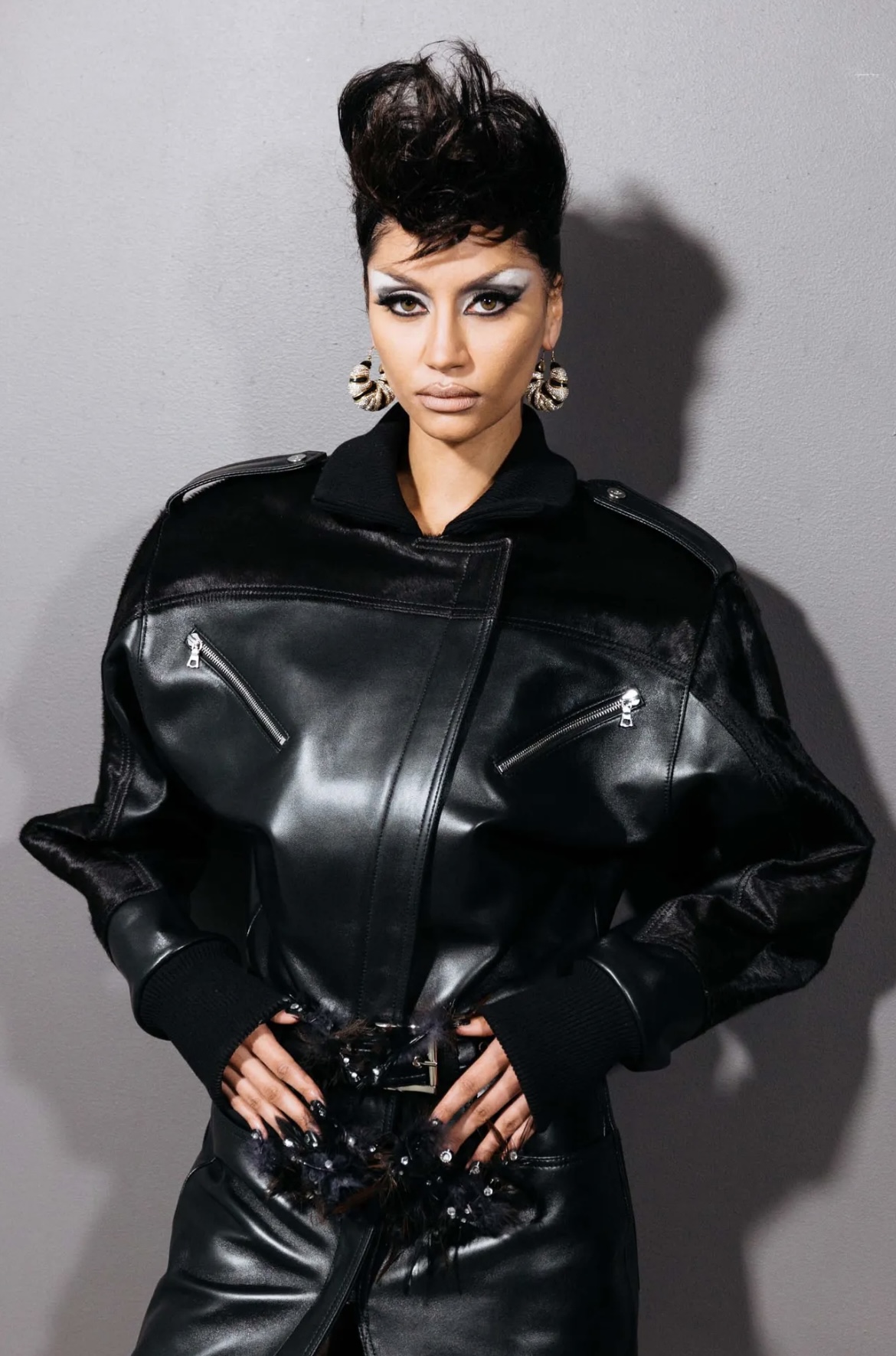 «Депрессивные» укладки и «стеклянные» губы: 12 бьюти-трендов осени 2025 (фото 44)