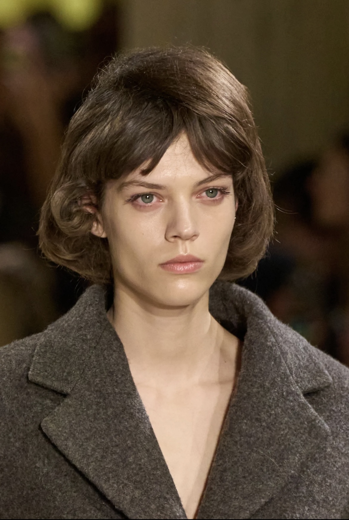 «Депрессивные» укладки и «стеклянные» губы: 12 бьюти-трендов осени 2025 (фото 41)