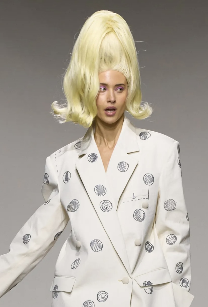 «Депрессивные» укладки и «стеклянные» губы: 12 бьюти-трендов осени 2025 (фото 46)