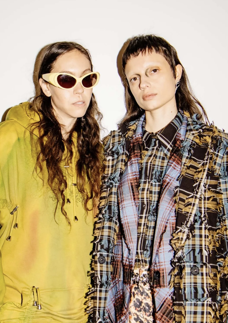 «Депрессивные» укладки и «стеклянные» губы: 12 бьюти-трендов осени 2025 (фото 45)