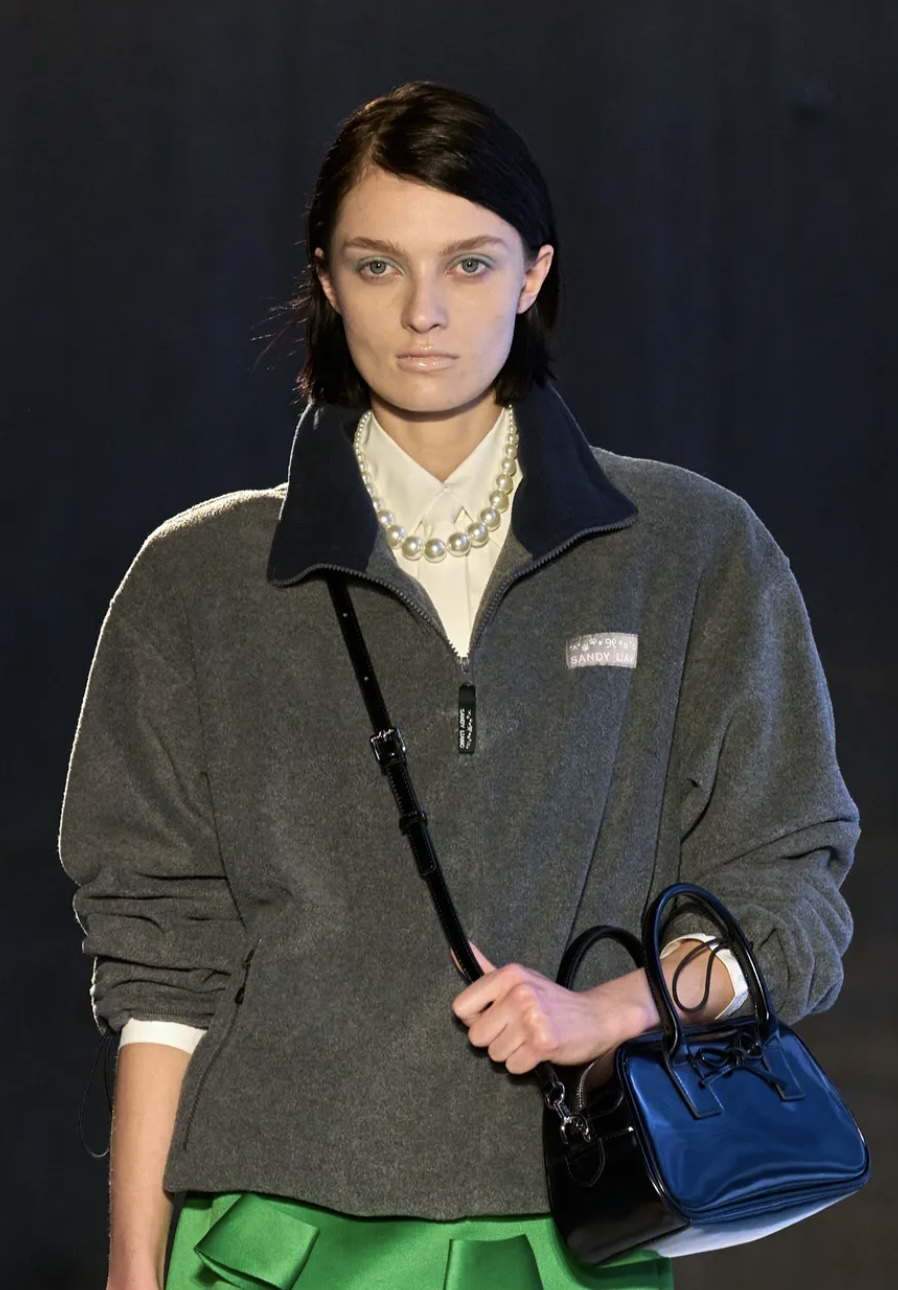 «Депрессивные» укладки и «стеклянные» губы: 12 бьюти-трендов осени 2025 (фото 47)