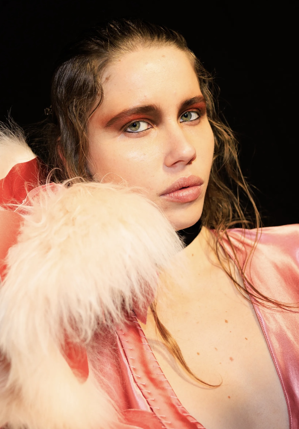 «Депрессивные» укладки и «стеклянные» губы: 12 бьюти-трендов осени 2025 (фото 50)