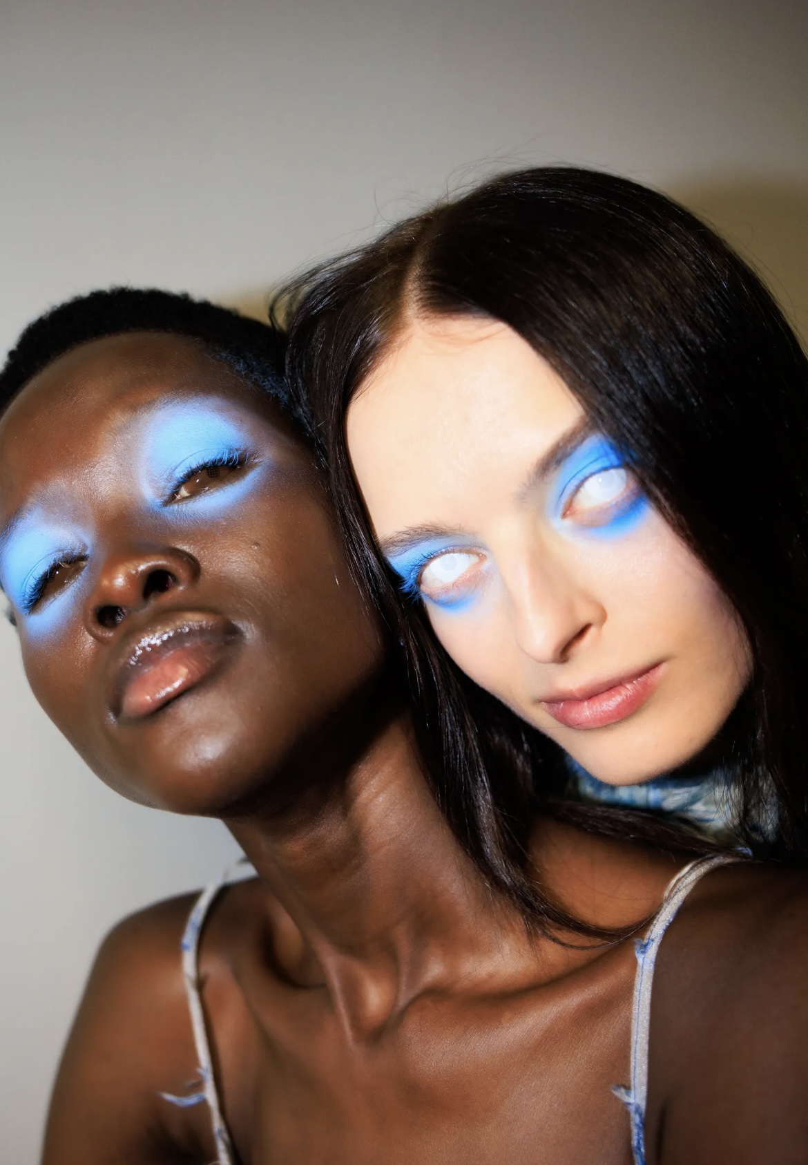 «Депрессивные» укладки и «стеклянные» губы: 12 бьюти-трендов осени 2025 (фото 48)