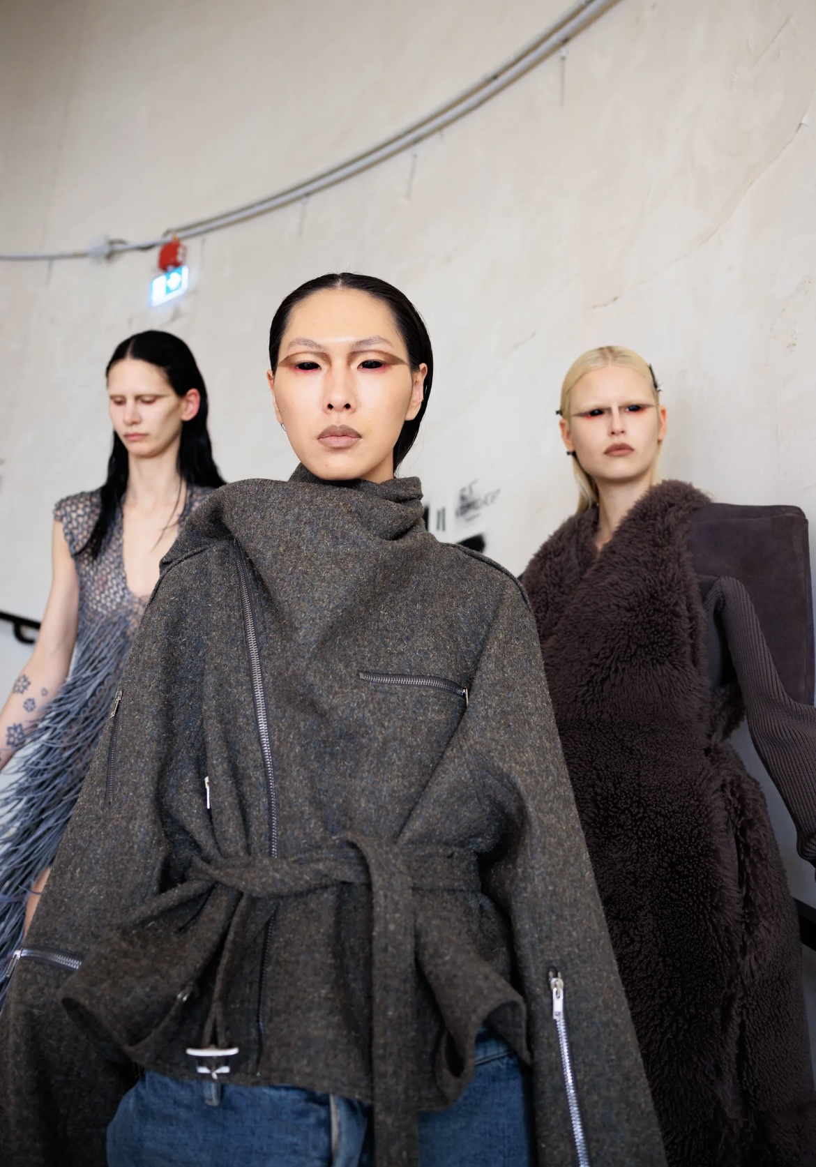 «Депрессивные» укладки и «стеклянные» губы: 12 бьюти-трендов осени 2025 (фото 49)