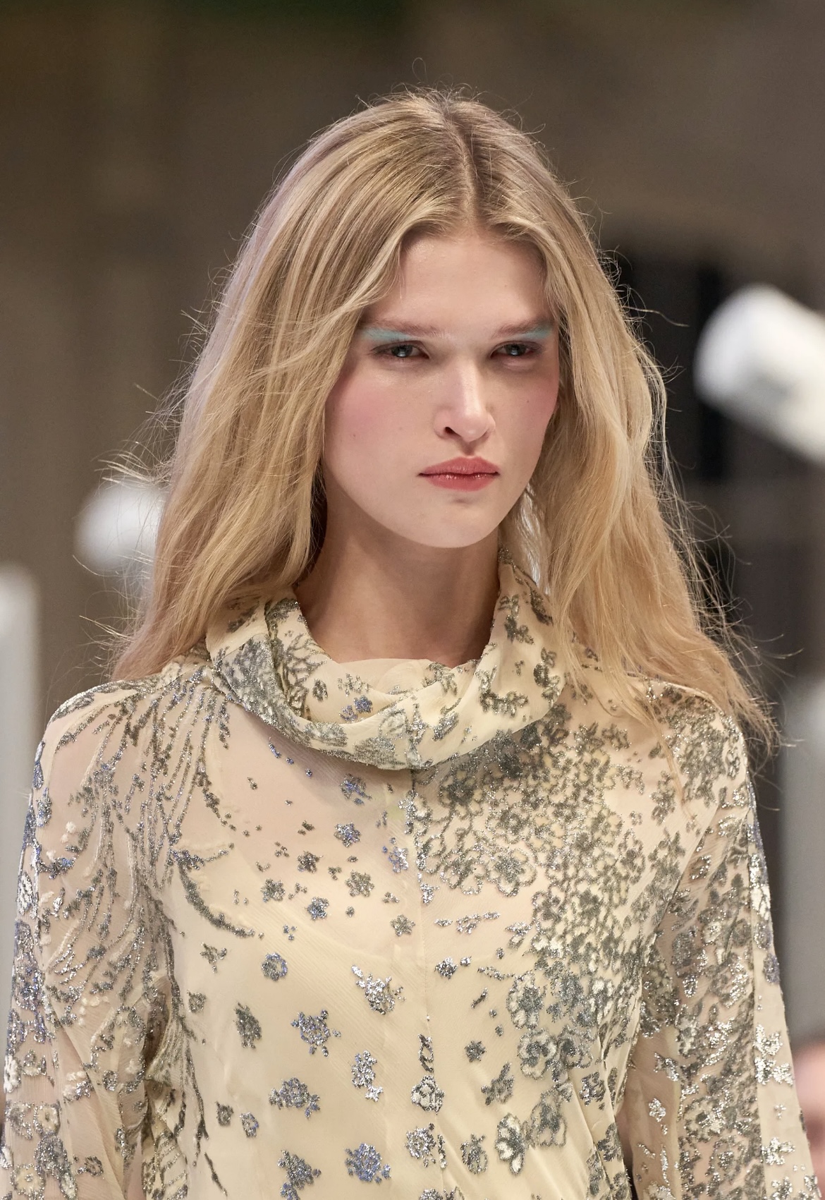 «Депрессивные» укладки и «стеклянные» губы: 12 бьюти-трендов осени 2025 (фото 52)