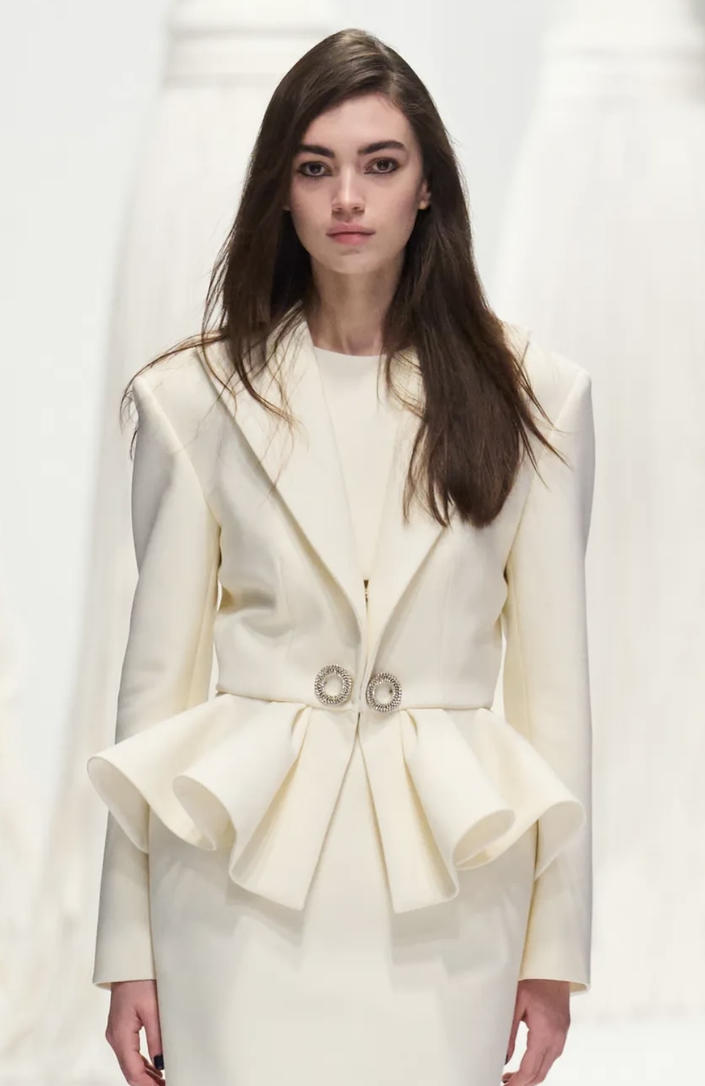 «Депрессивные» укладки и «стеклянные» губы: 12 бьюти-трендов осени 2025 (фото 56)