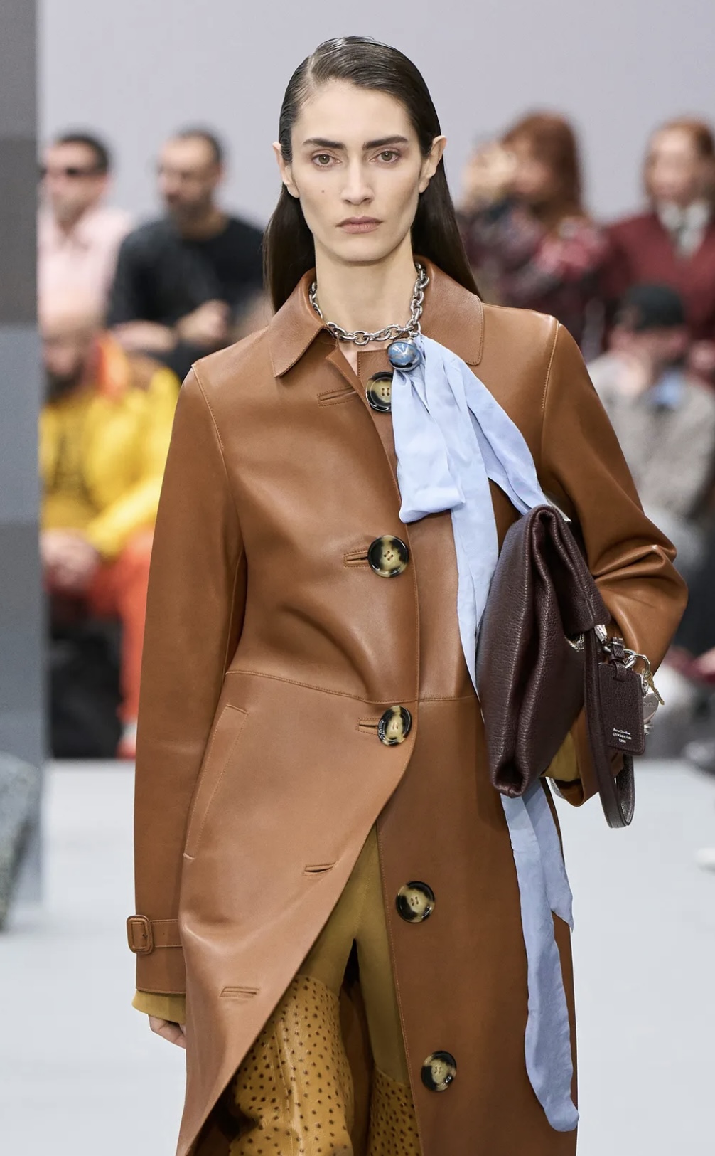 «Депрессивные» укладки и «стеклянные» губы: 12 бьюти-трендов осени 2025 (фото 58)