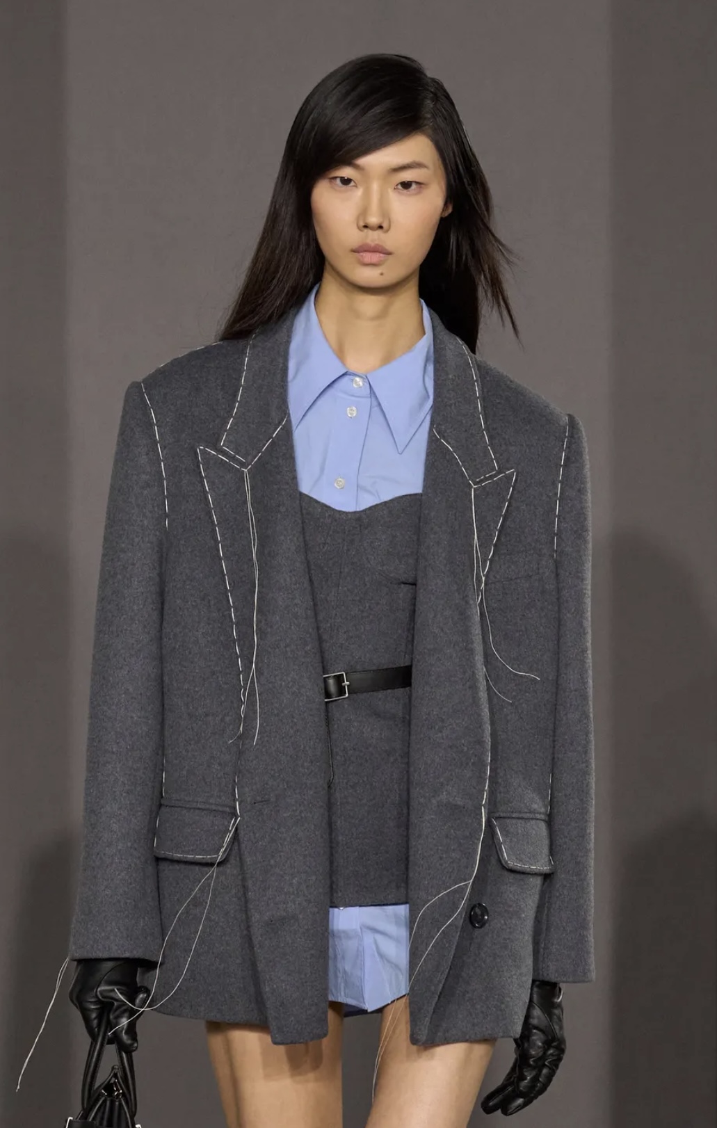 «Депрессивные» укладки и «стеклянные» губы: 12 бьюти-трендов осени 2025 (фото 54)