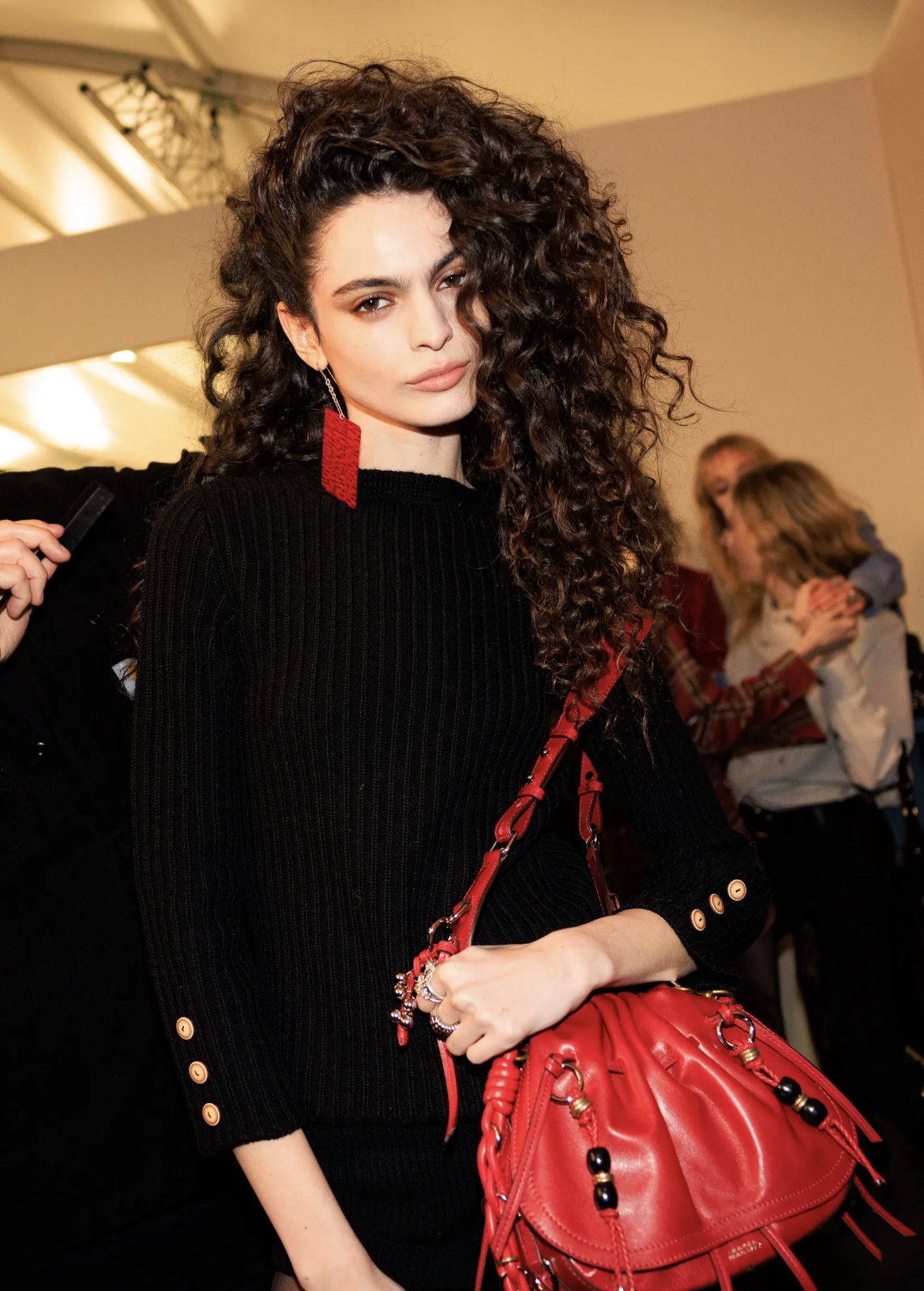 «Депрессивные» укладки и «стеклянные» губы: 12 бьюти-трендов осени 2025 (фото 57)