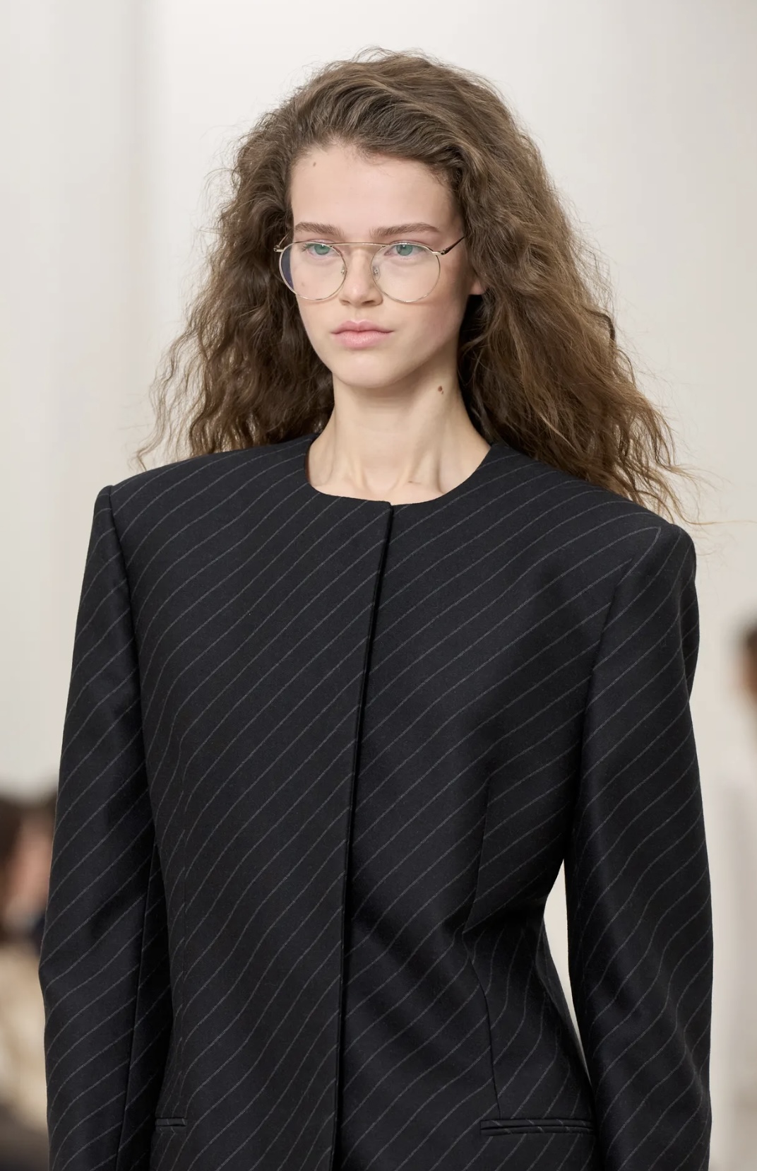 «Депрессивные» укладки и «стеклянные» губы: 12 бьюти-трендов осени 2025 (фото 53)