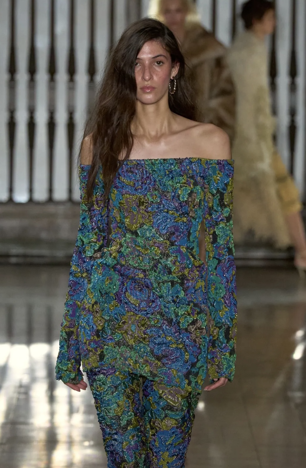 «Депрессивные» укладки и «стеклянные» губы: 12 бьюти-трендов осени 2025 (фото 55)