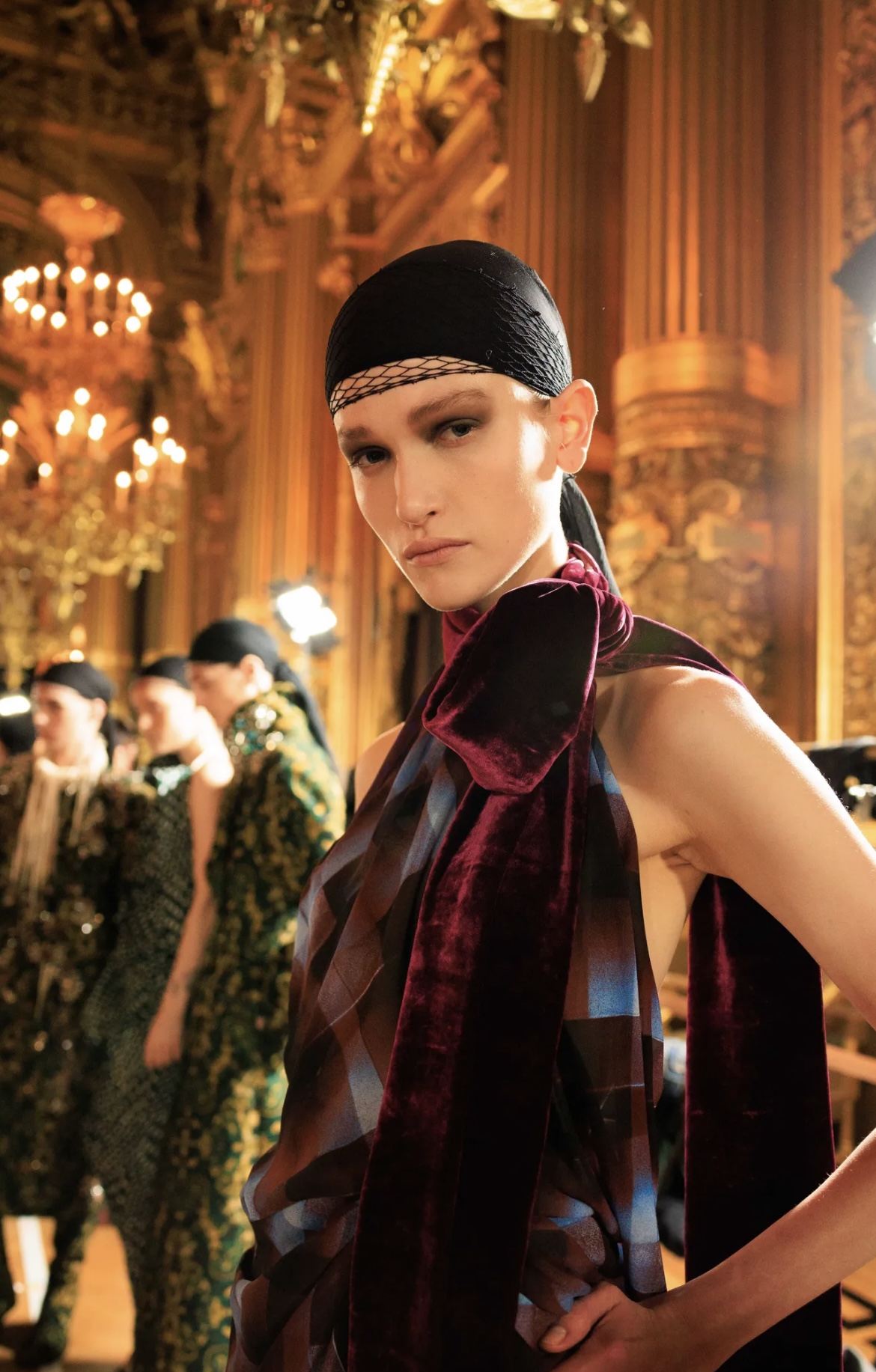 «Депрессивные» укладки и «стеклянные» губы: 12 бьюти-трендов осени 2025 (фото 62)