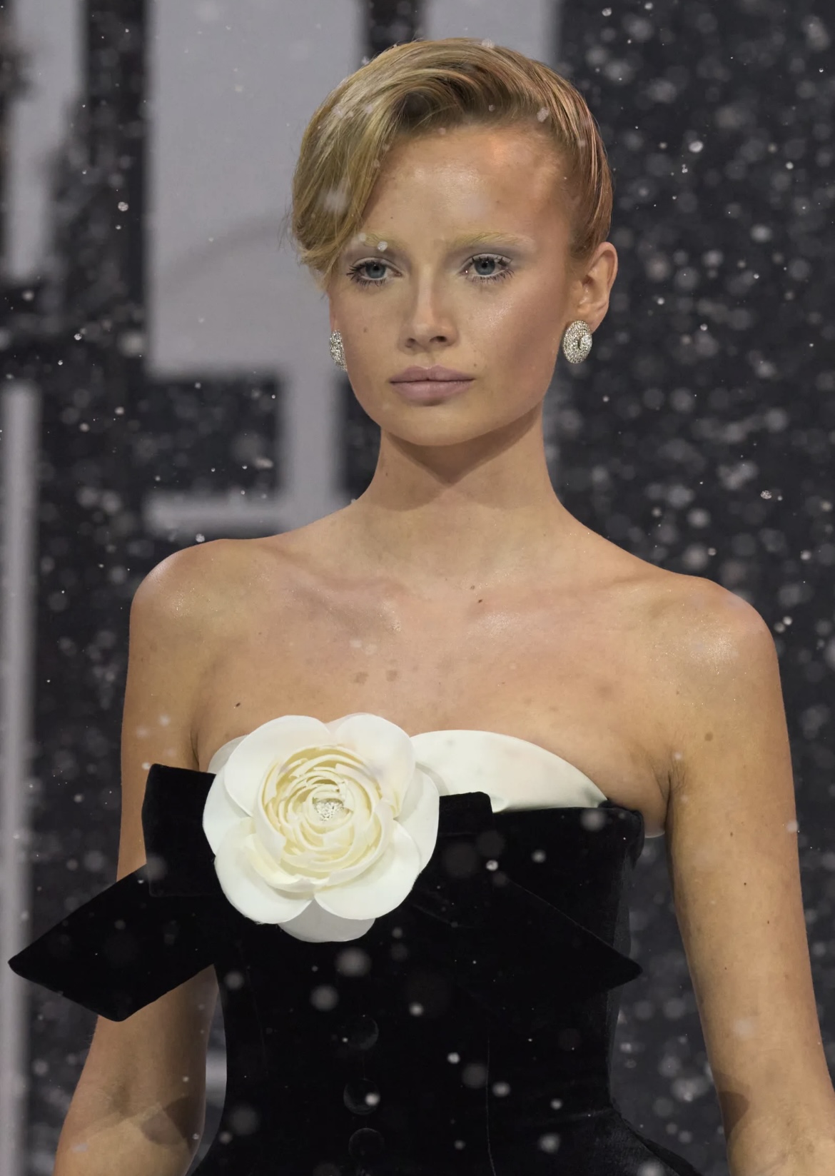 «Депрессивные» укладки и «стеклянные» губы: 12 бьюти-трендов осени 2025 (фото 63)