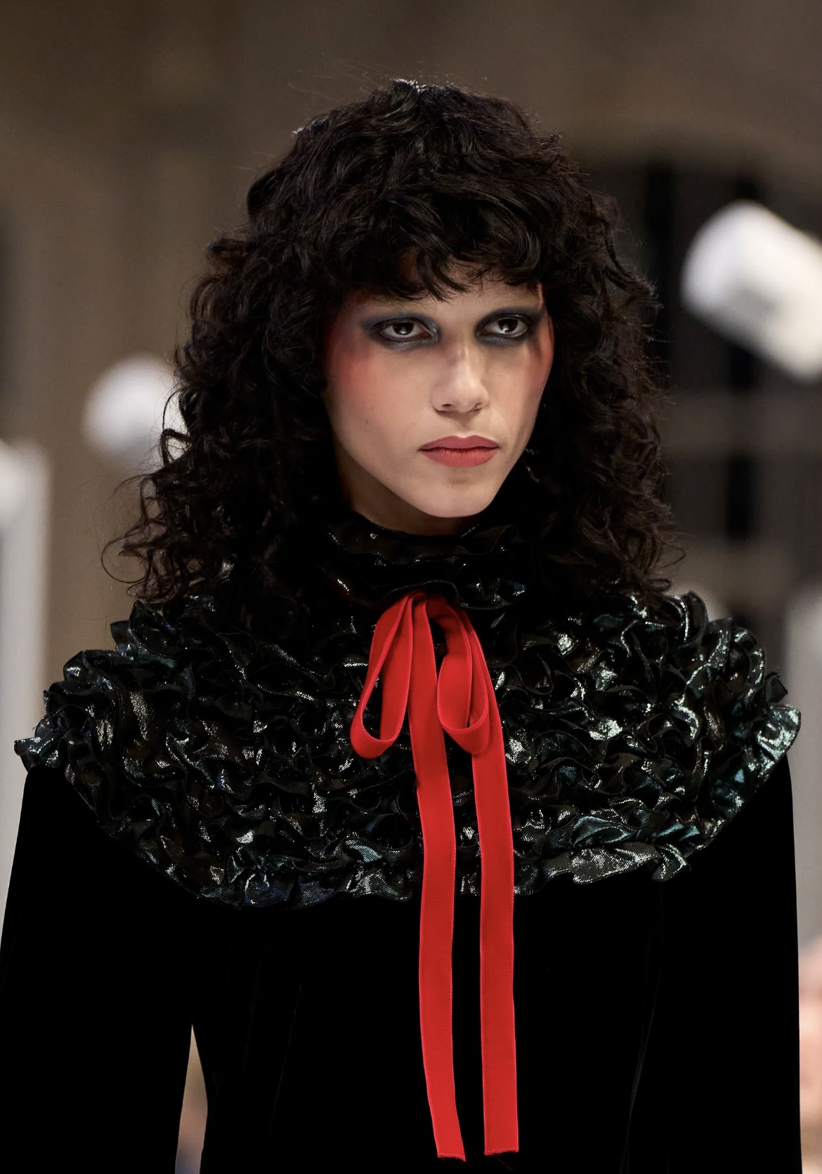 «Депрессивные» укладки и «стеклянные» губы: 12 бьюти-трендов осени 2025 (фото 64)