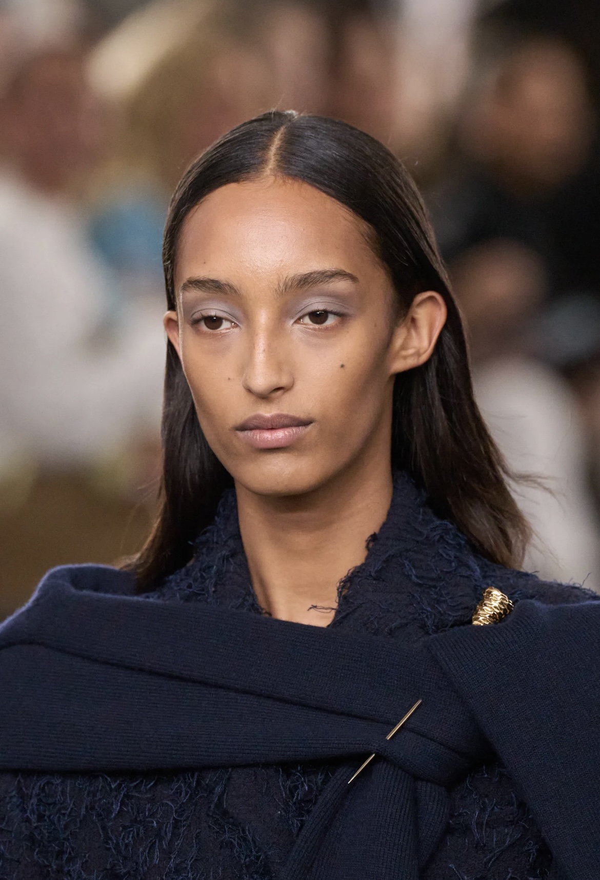 «Депрессивные» укладки и «стеклянные» губы: 12 бьюти-трендов осени 2025 (фото 60)