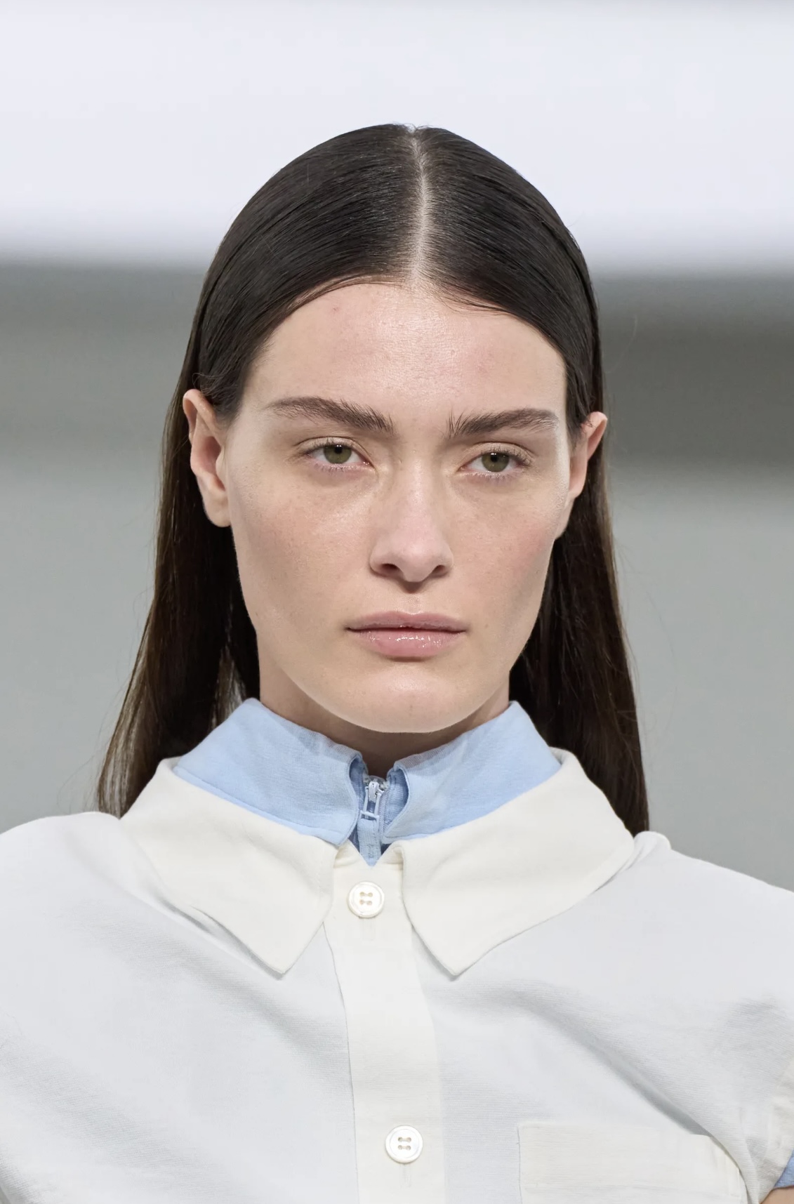 «Депрессивные» укладки и «стеклянные» губы: 12 бьюти-трендов осени 2025 (фото 70)