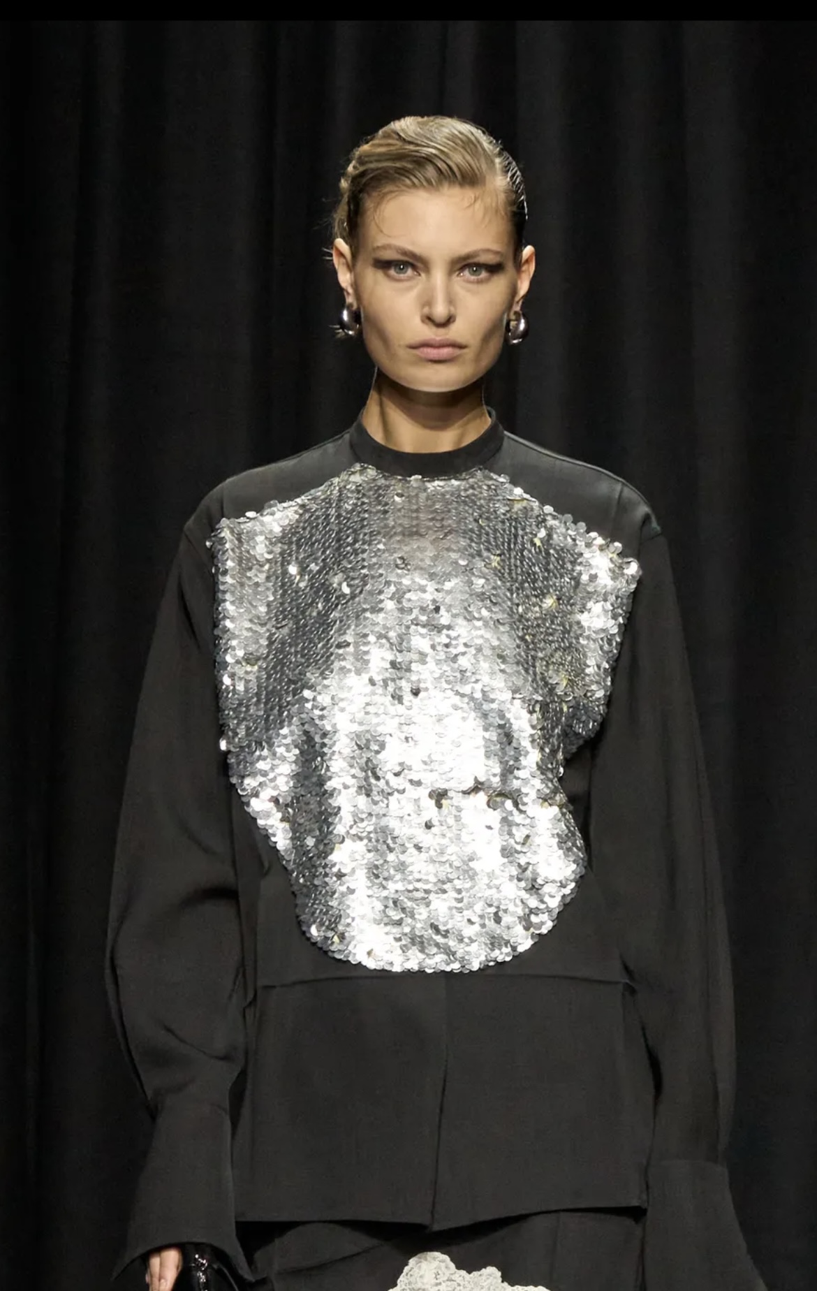 «Депрессивные» укладки и «стеклянные» губы: 12 бьюти-трендов осени 2025 (фото 65)