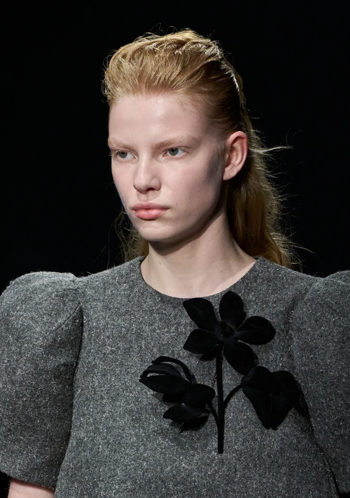 «Депрессивные» укладки и «стеклянные» губы: 12 бьюти-трендов осени 2025 (фото 66)