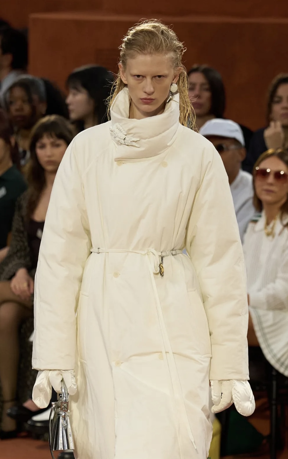 «Депрессивные» укладки и «стеклянные» губы: 12 бьюти-трендов осени 2025 (фото 69)